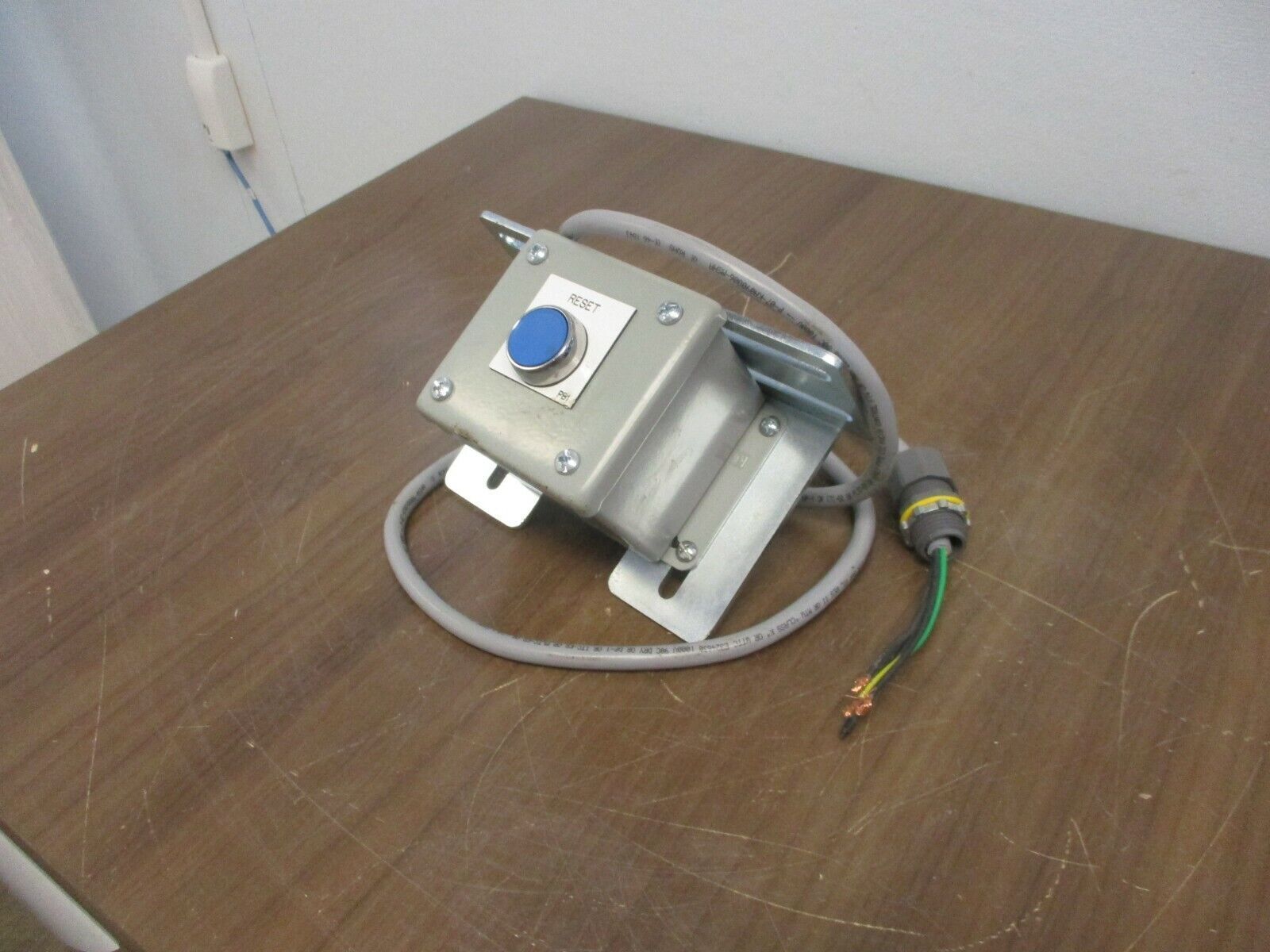 Hoffman Push Button Enclosure w/ Reset Button E1PBG Nema 12,13 Used