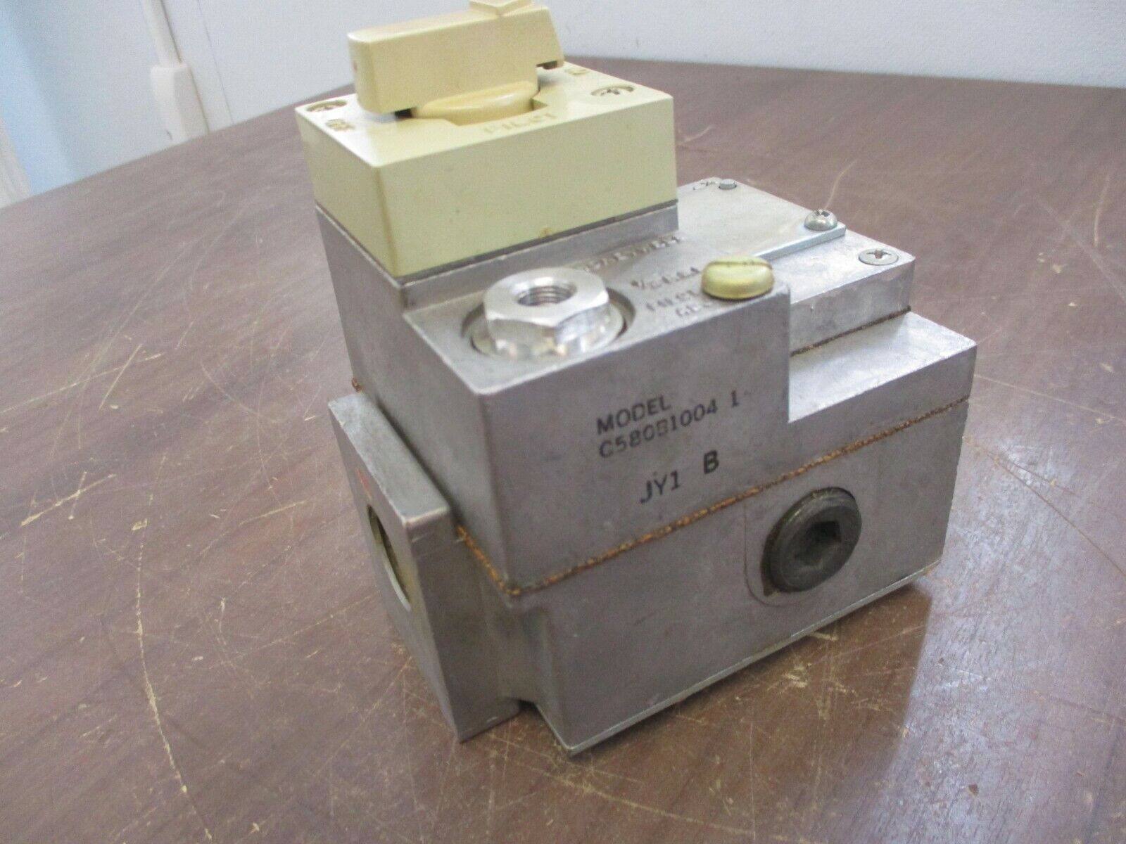 Honeywell Tradeline Adatrol Pilotstat Manifold C580B 1004 225,000BTU Used