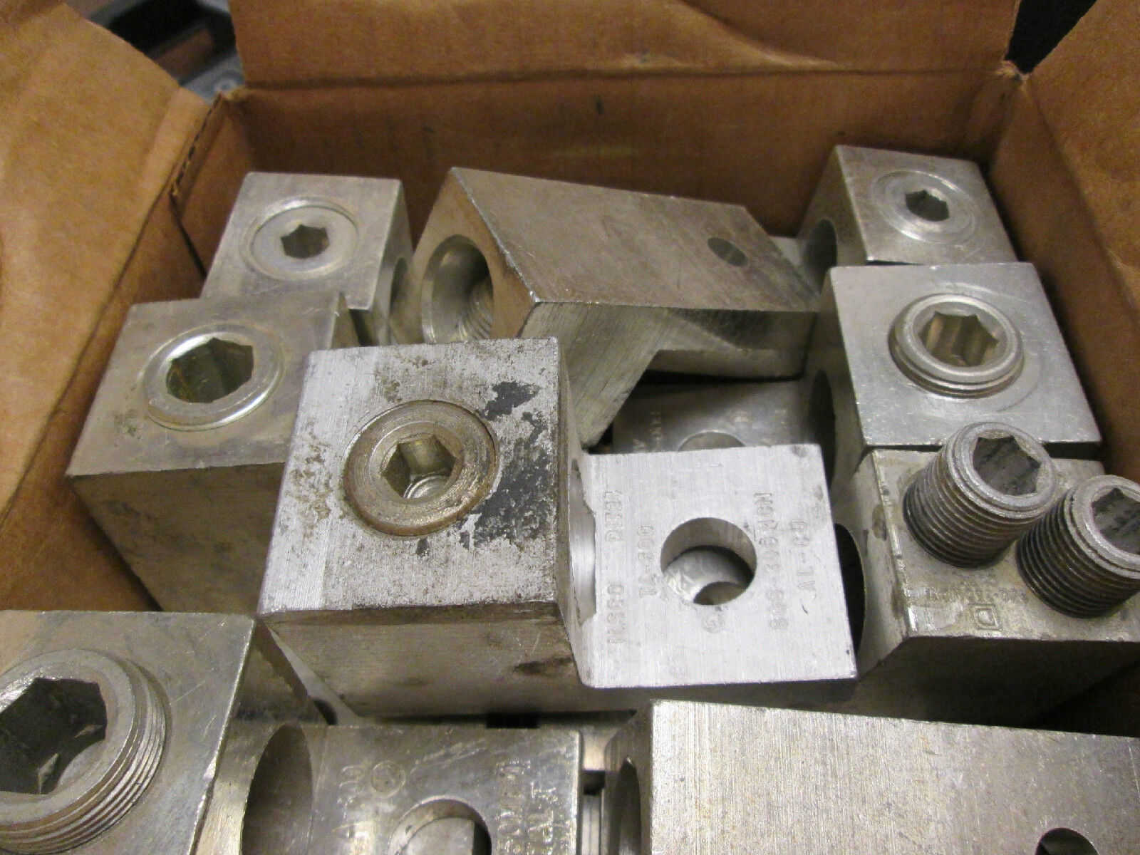 Box of 37 One Conductor Lug Connector 800 -350 MCM
