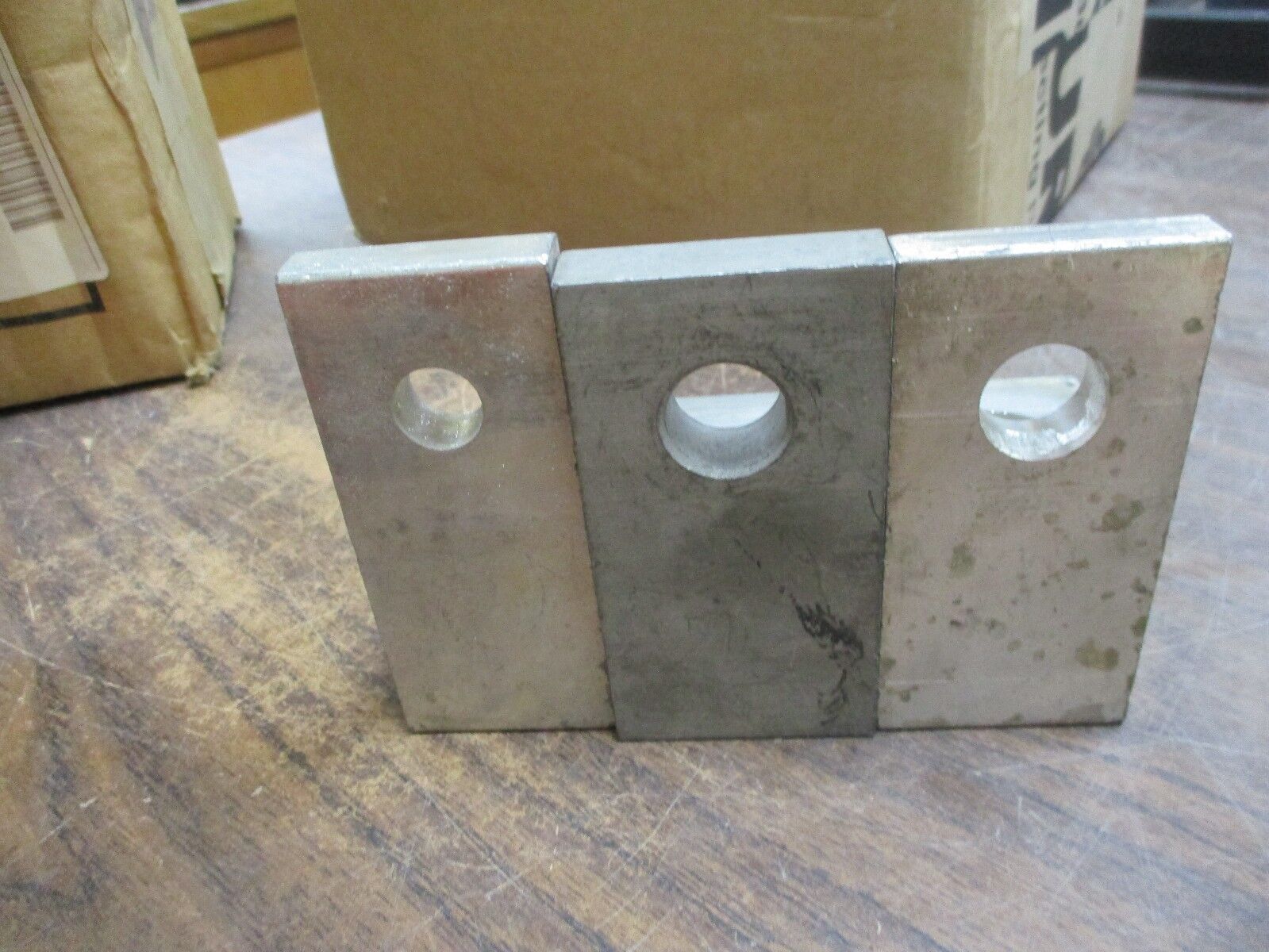 One Conductor Lug Connector 800 -350 MCM *Box of 3* Used