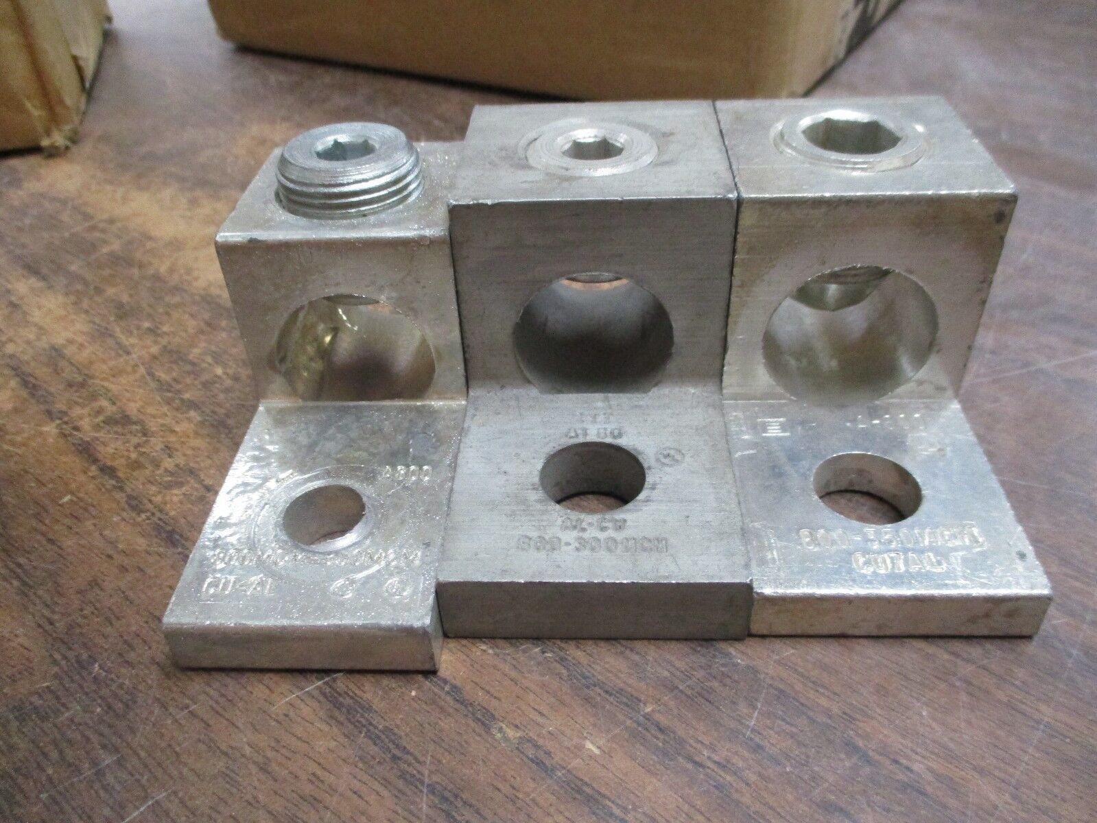 One Conductor Lug Connector 800 -350 MCM *Box of 3* Used