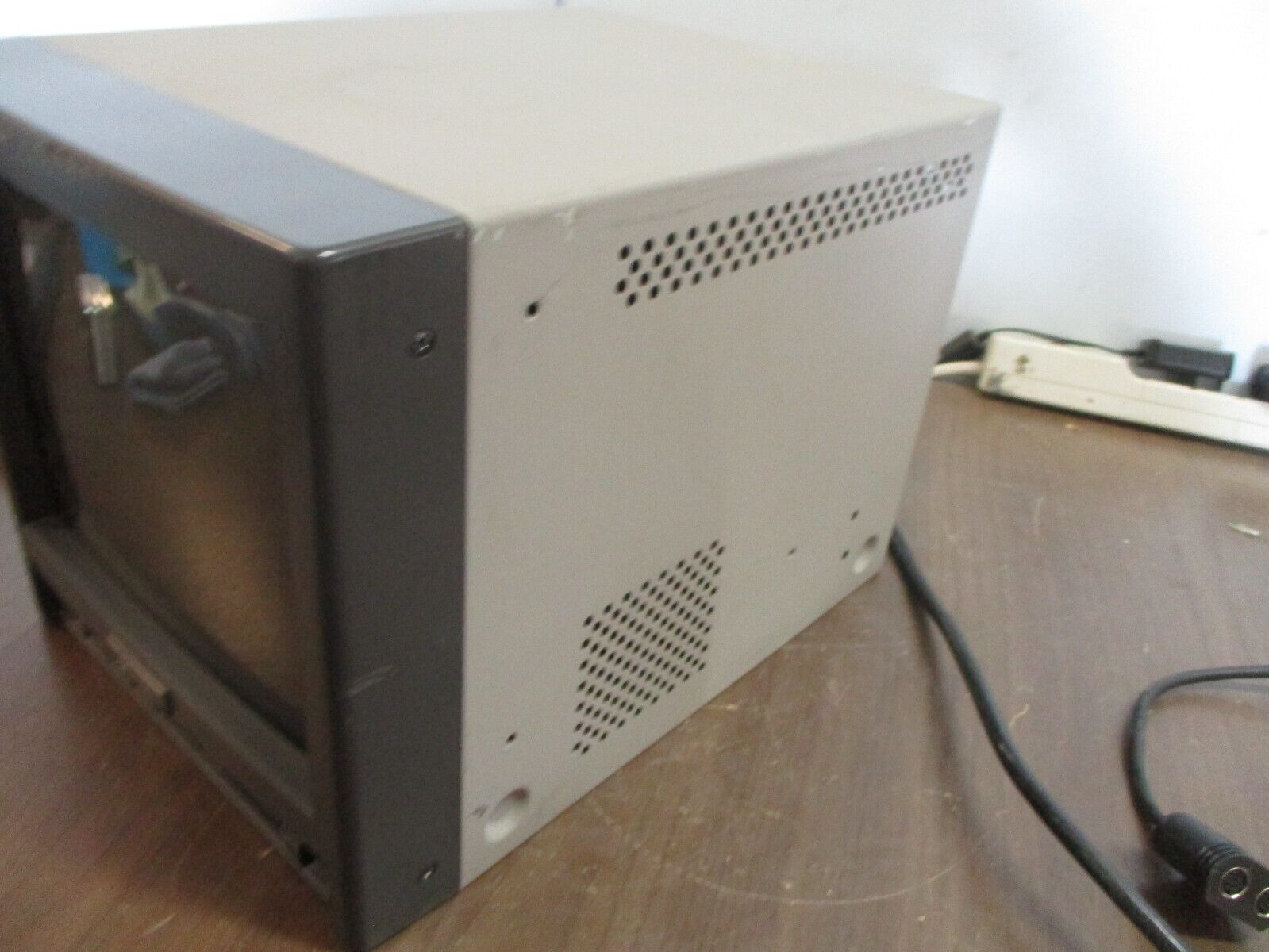 Vicon Color Video Monitor VM6092 9" 120V 60Hz 0.63A Used