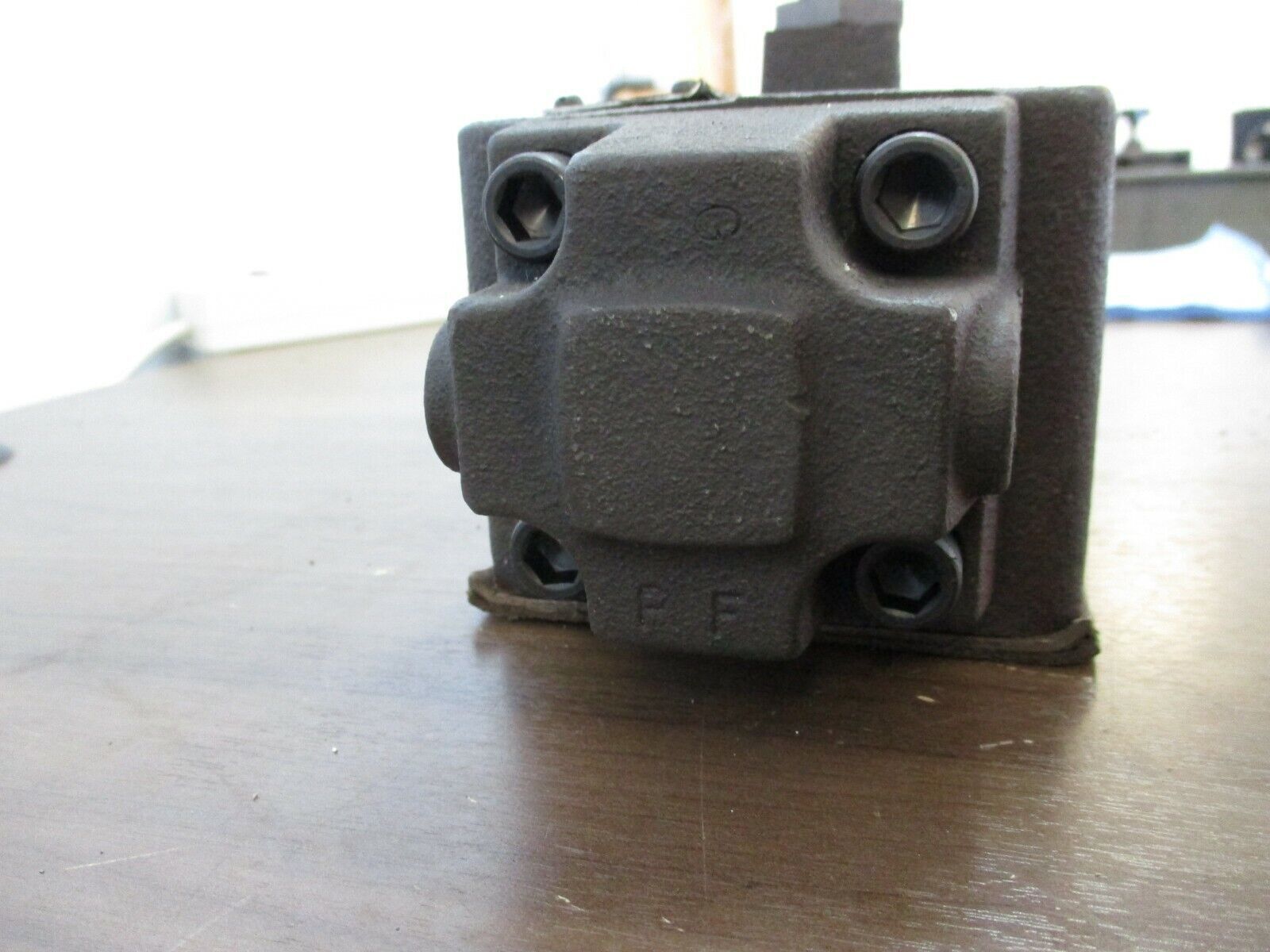 Vickers Reducing Valve KG 06 1F 30 1000 PSI Max Used