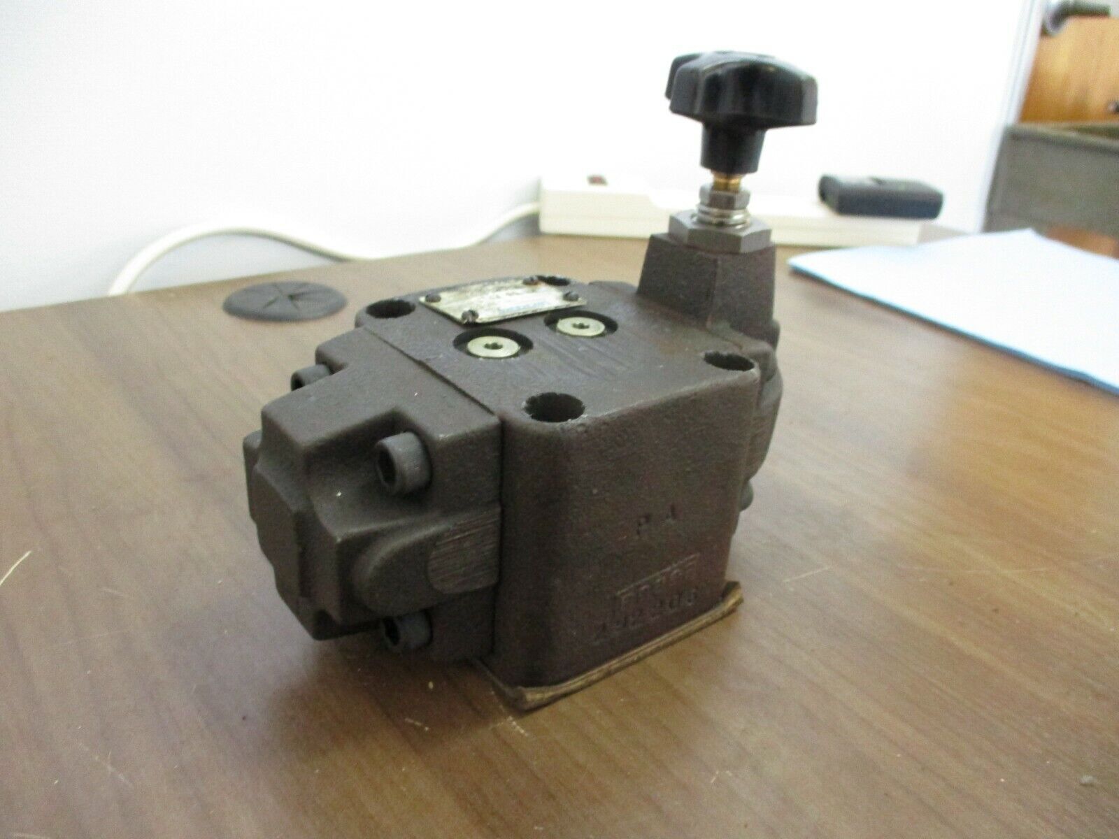 Vickers Reducing Valve KG 06 1F 30 1000 PSI Max Used