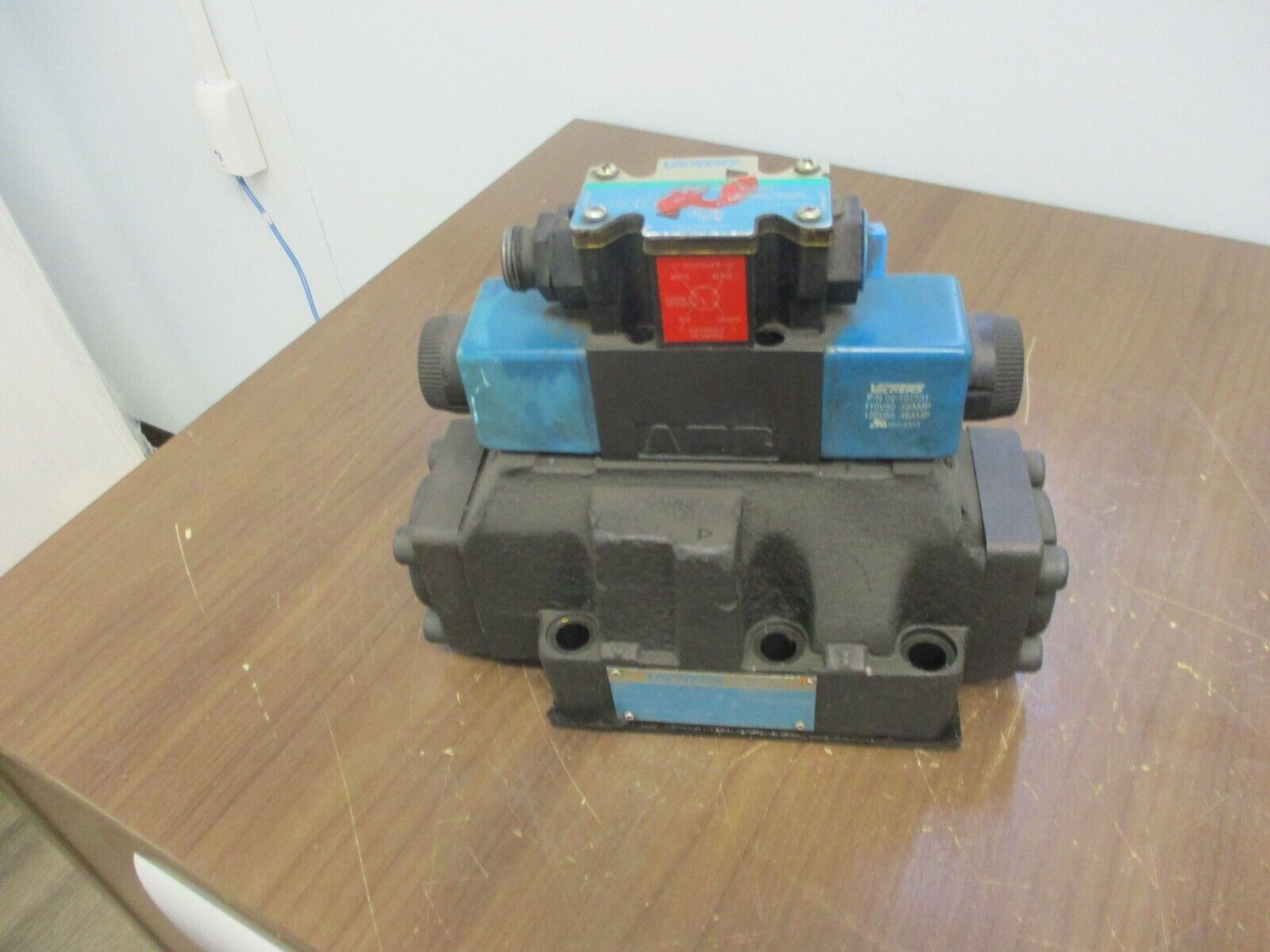 Vickers Directional Control Valve DG5S-8-33C-M-FPA5WL-B5-30 3000PSI Max Used