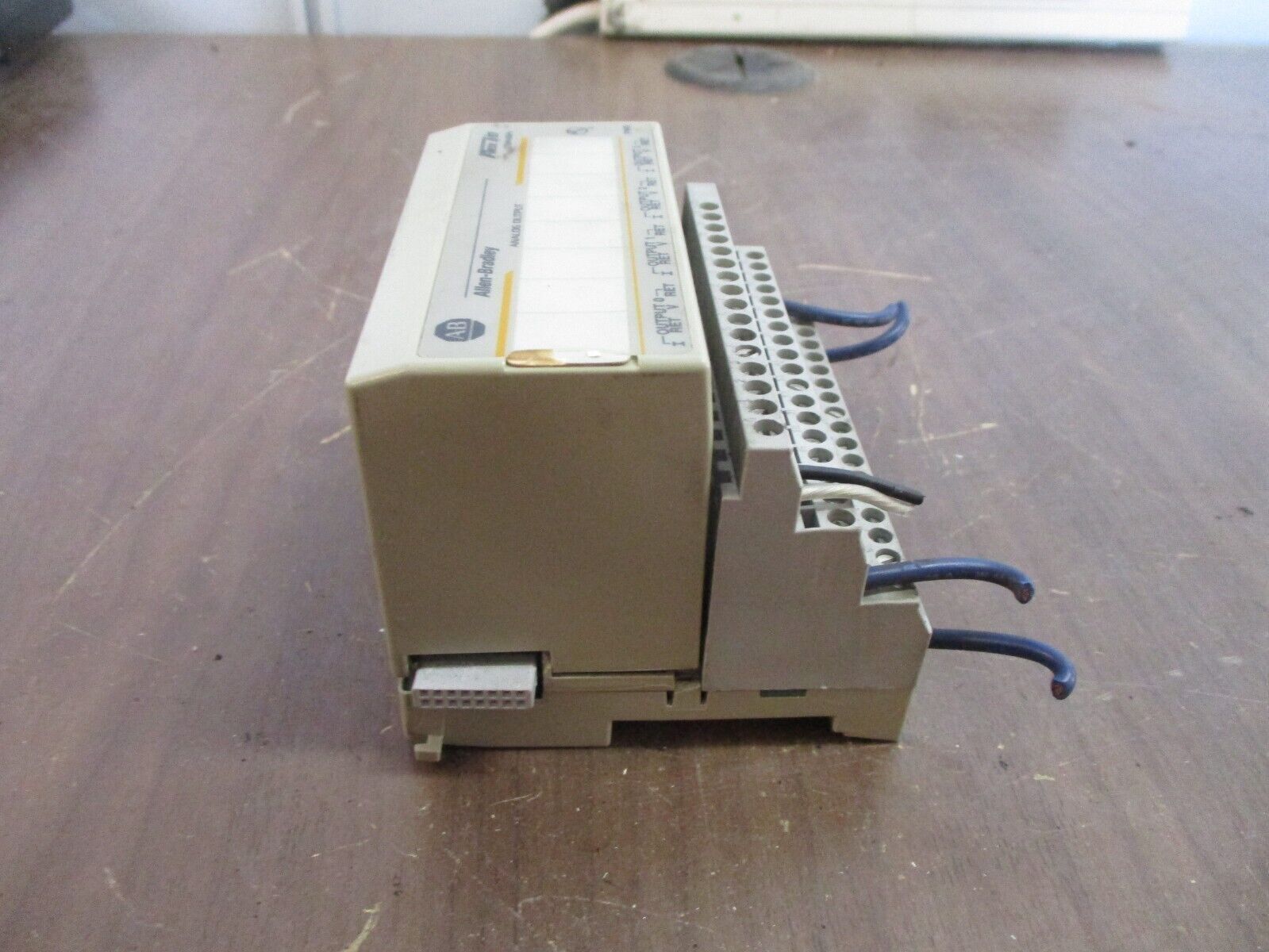 Allen-Bradley Analog Output Module 1794-OE4 *Cracked* Used