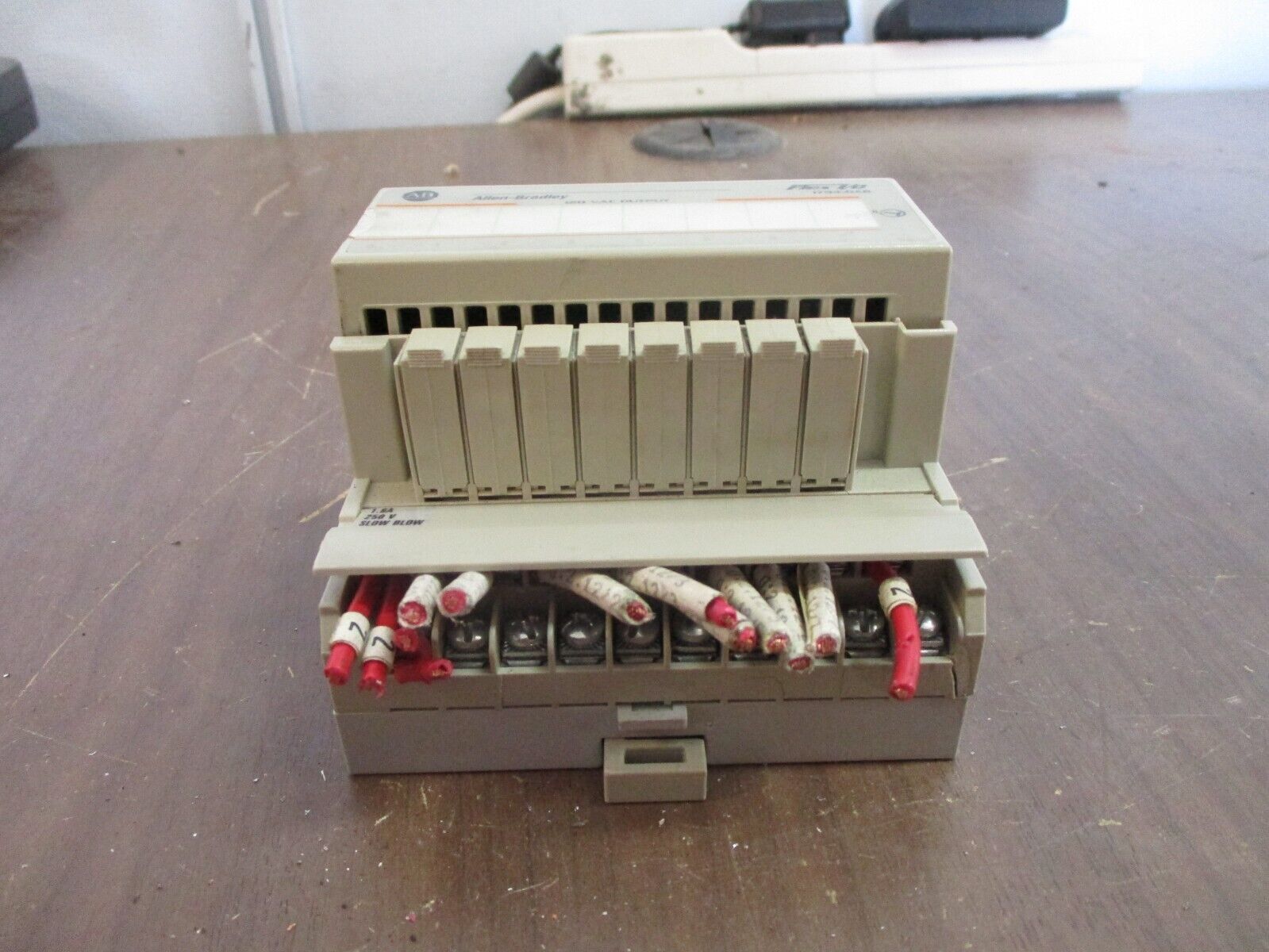 Allen-Bradley Flex I/O Input Module 1794-OA8 120VAC *Cracked* Used