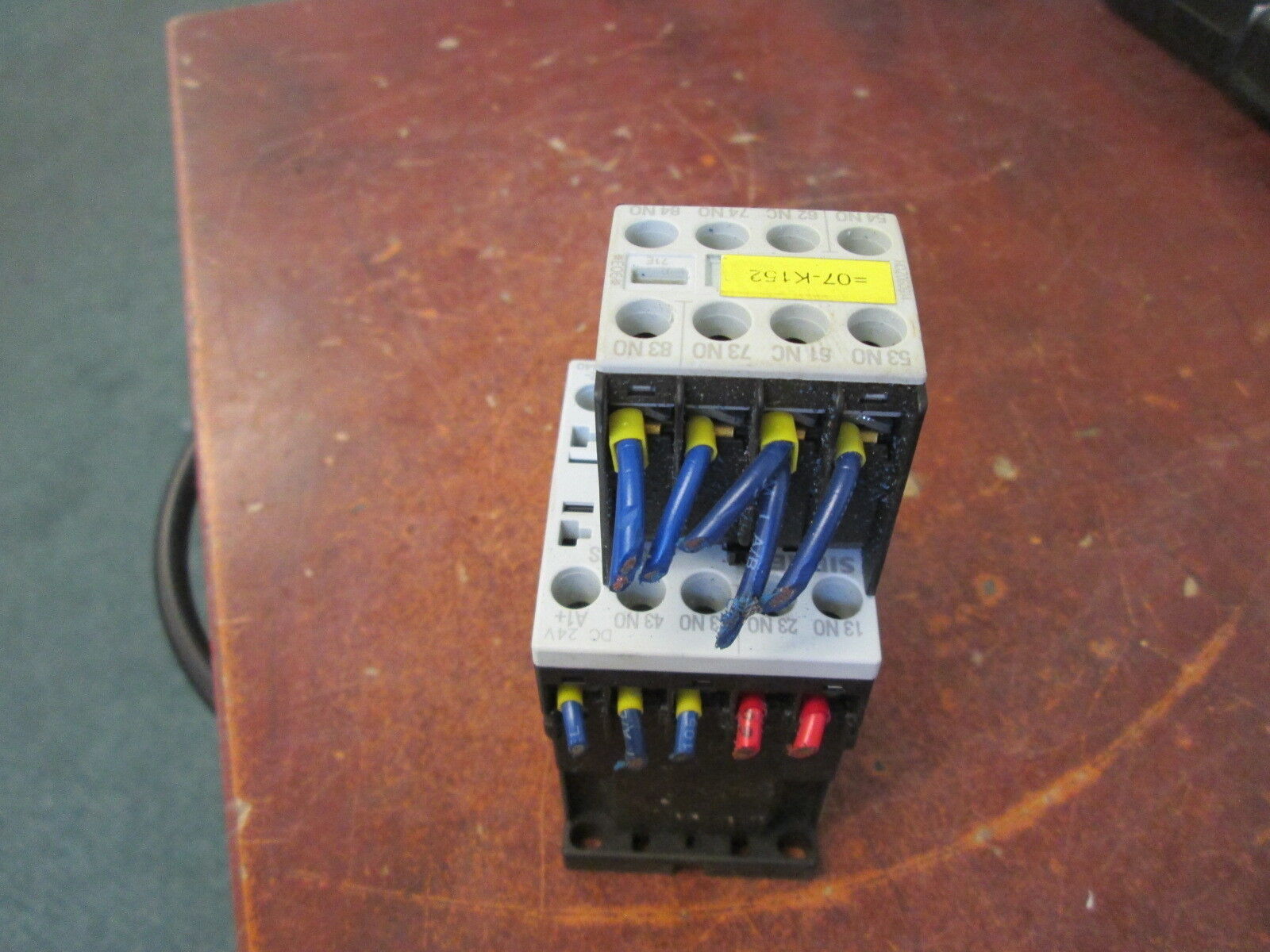 Siemens Sirius Contactor 3RH1140-1BB40 24VDC Coil 10A 600V w/Aux Contact Used