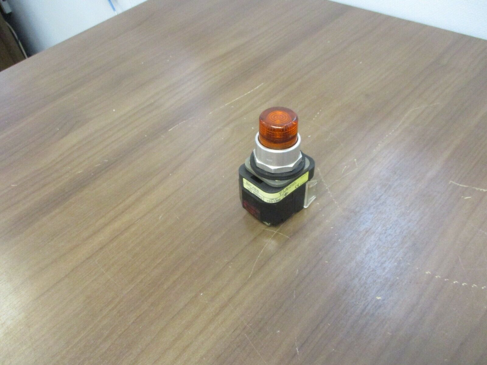Allen-Bradley Illuminated Push Button 800T-PB16 120V 50/60Hz Amber Used