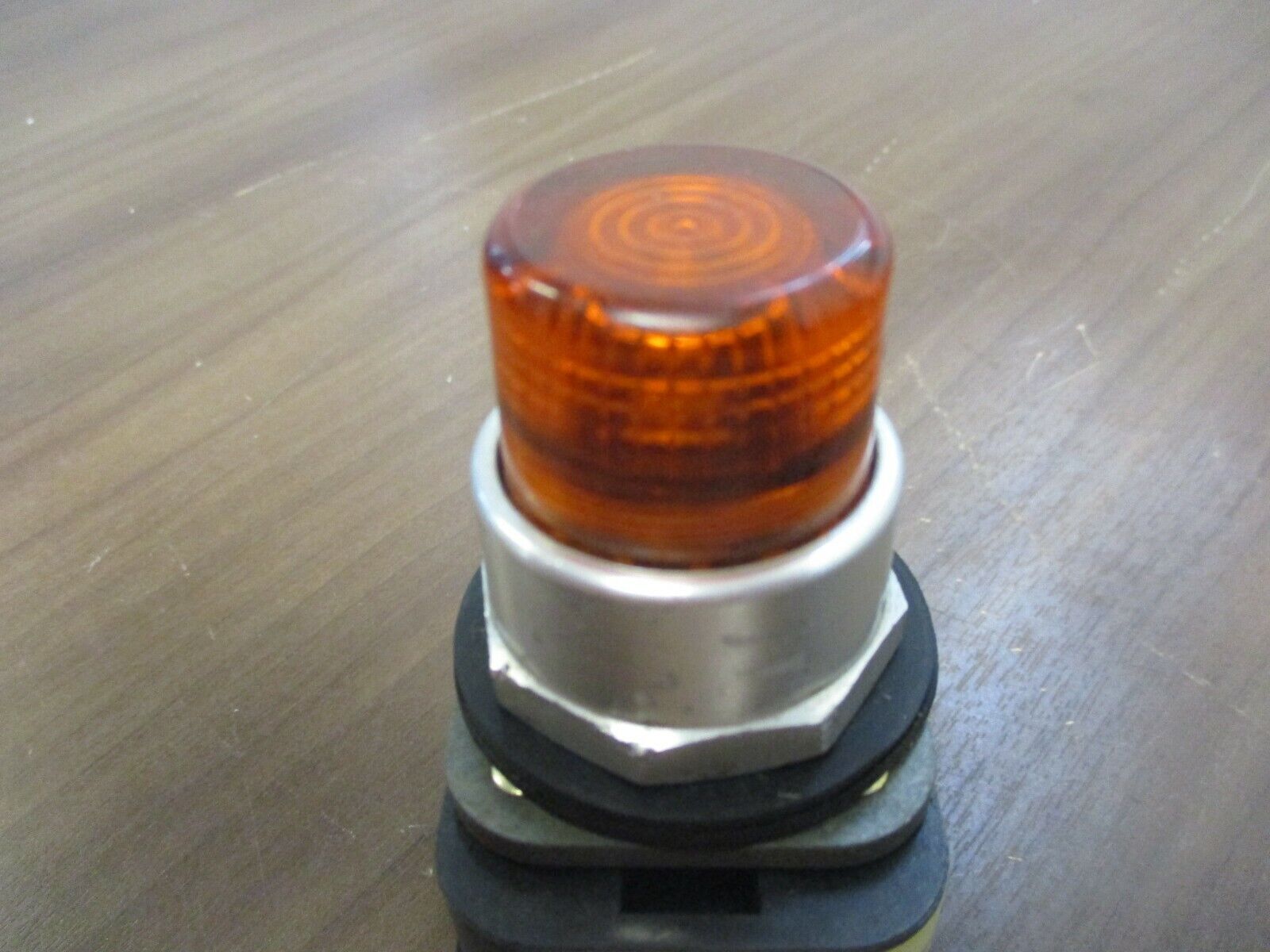 Allen-Bradley Illuminated Push Button 800T-PB16 120V 50/60Hz Amber Used