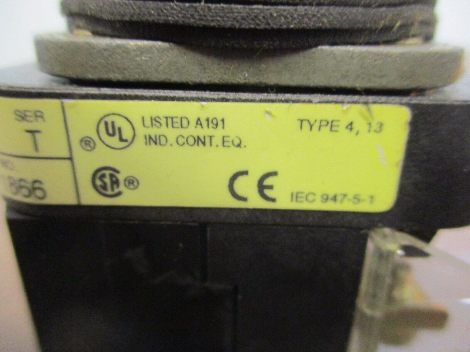 Allen-Bradley Illuminated Push Button 800T-PB16 120V 50/60Hz Amber Used