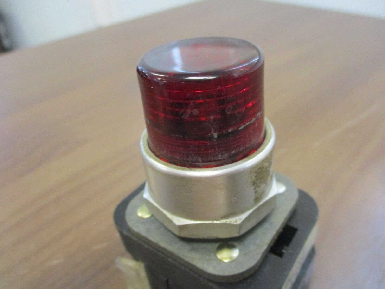Allen-Bradley Illuminated Push Button 800T-PB16 120V 50/60Hz Red Used