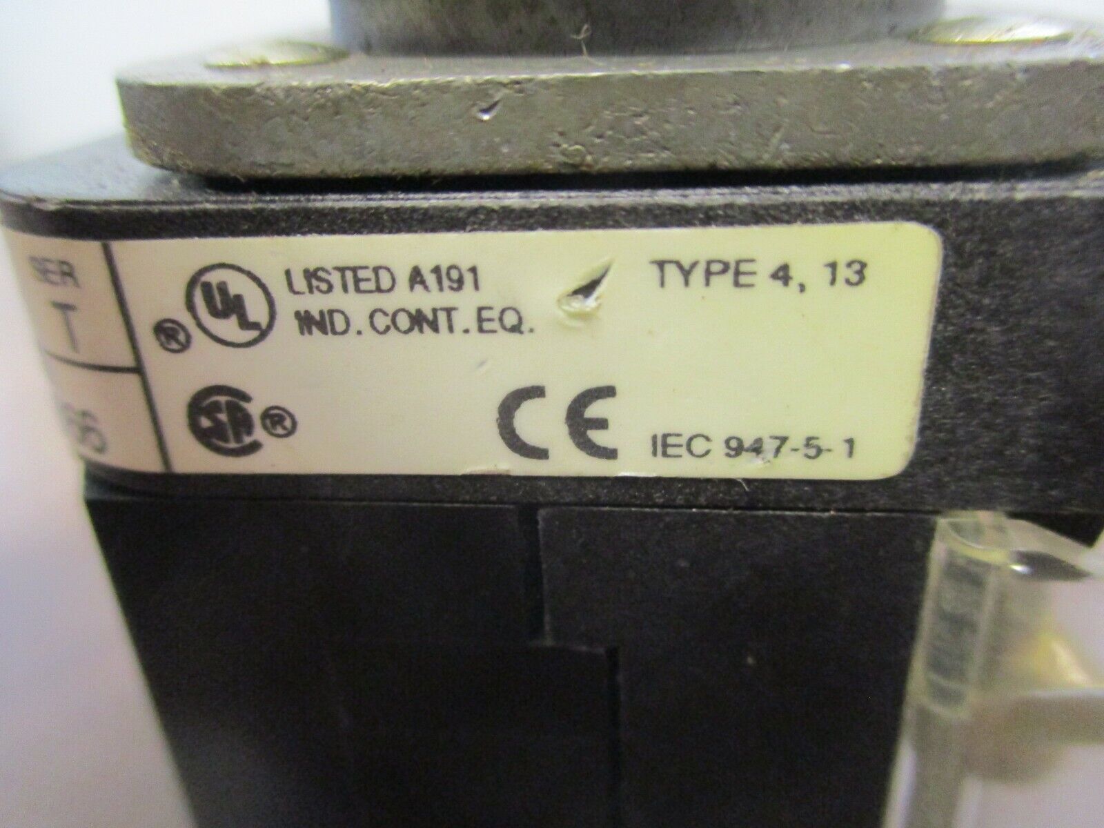 Allen-Bradley Illuminated Push Button 800T-PB16 120V 50/60Hz Red Used