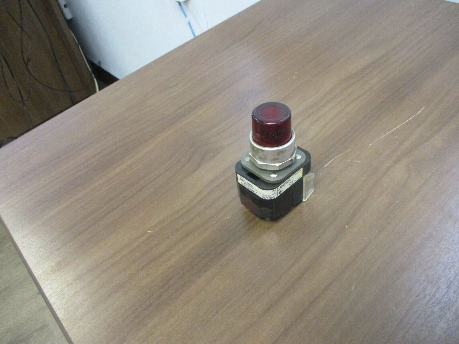 Allen-Bradley Illuminated Push Button 800T-PB16 120V 50/60Hz Red Used