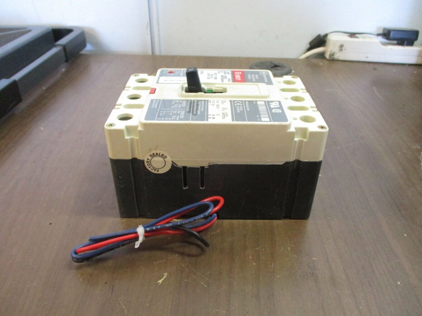 Cutler-Hammer Circuit Breaker w/ Aux HMCP003A0A01 3A 600V 3P Used