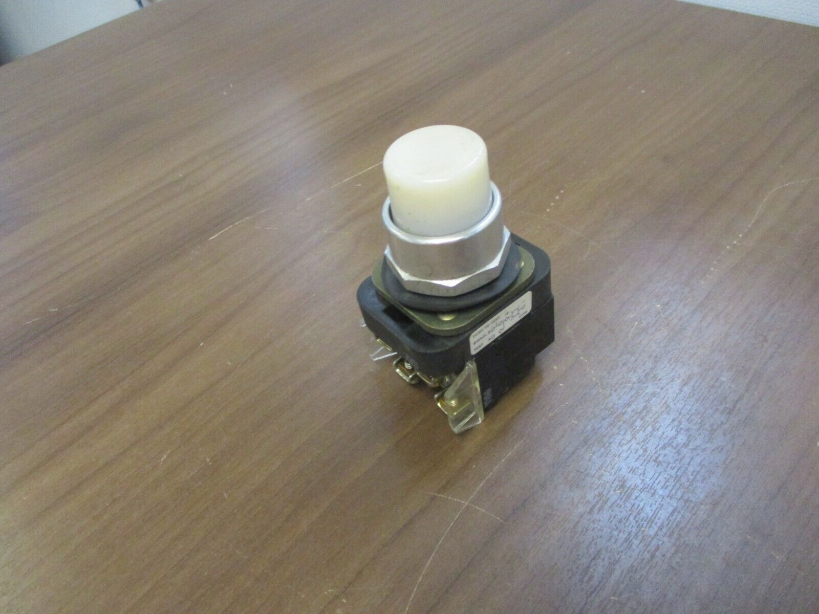 Allen-Bradley Illuminated Push Button 800T-PT16 120V 50/60Hz White Used
