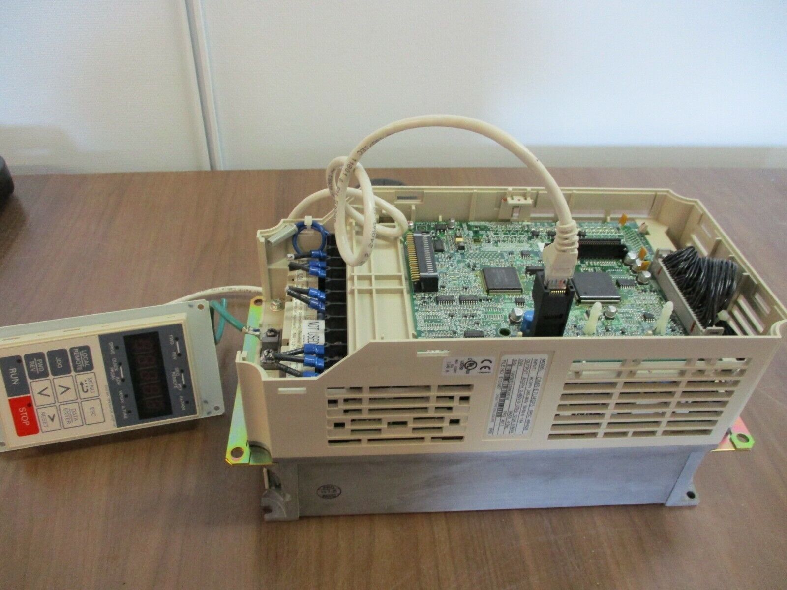 Yaskawa E7 AC Drive CIMR-E7U45P5 7.5HP 3Ph w/ Keypad *No Cover* Used