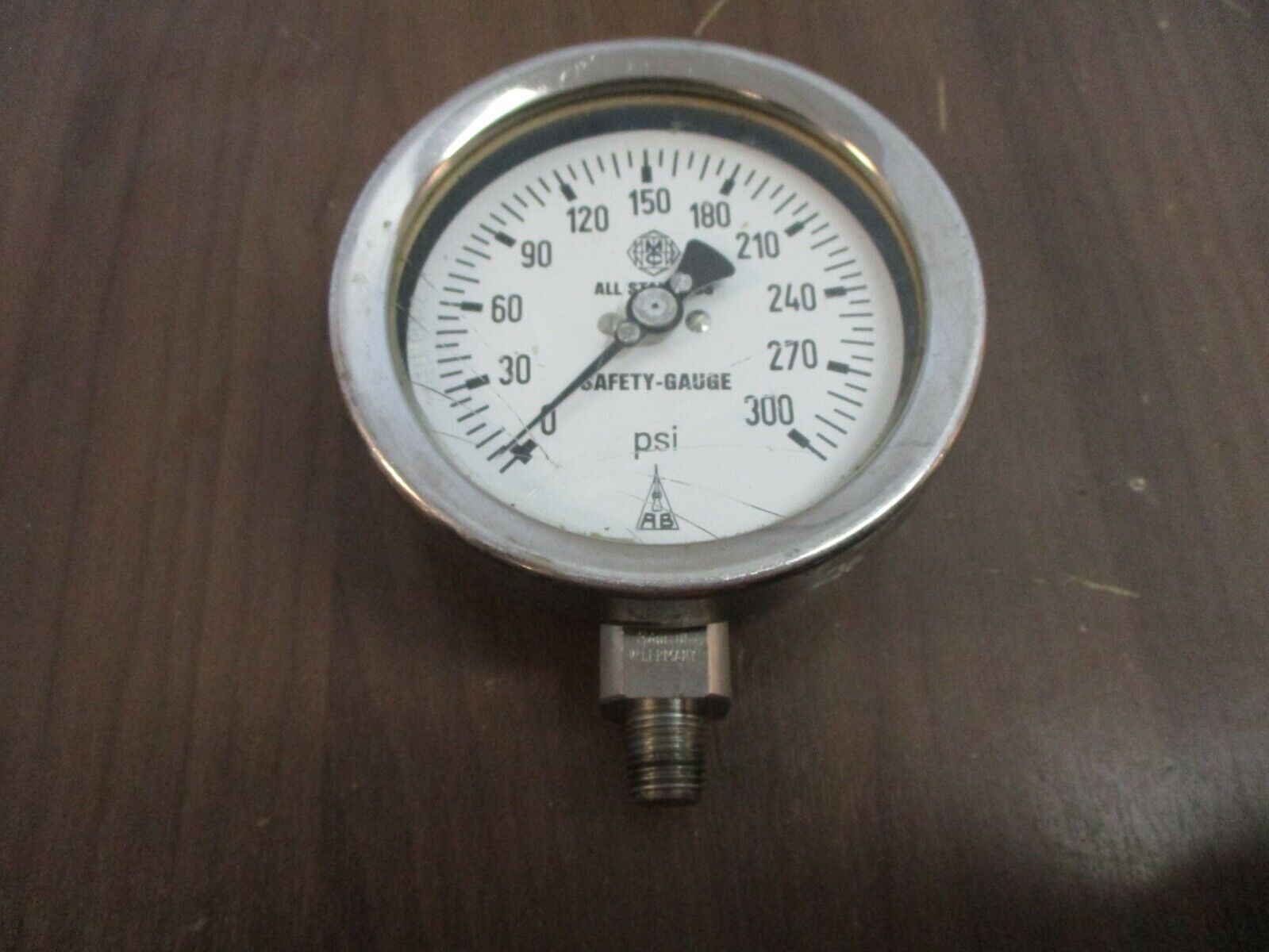 McDaniel Controls Safety-Gauge Pressure Gauge Range: 0-300PSI *Cracked* Used