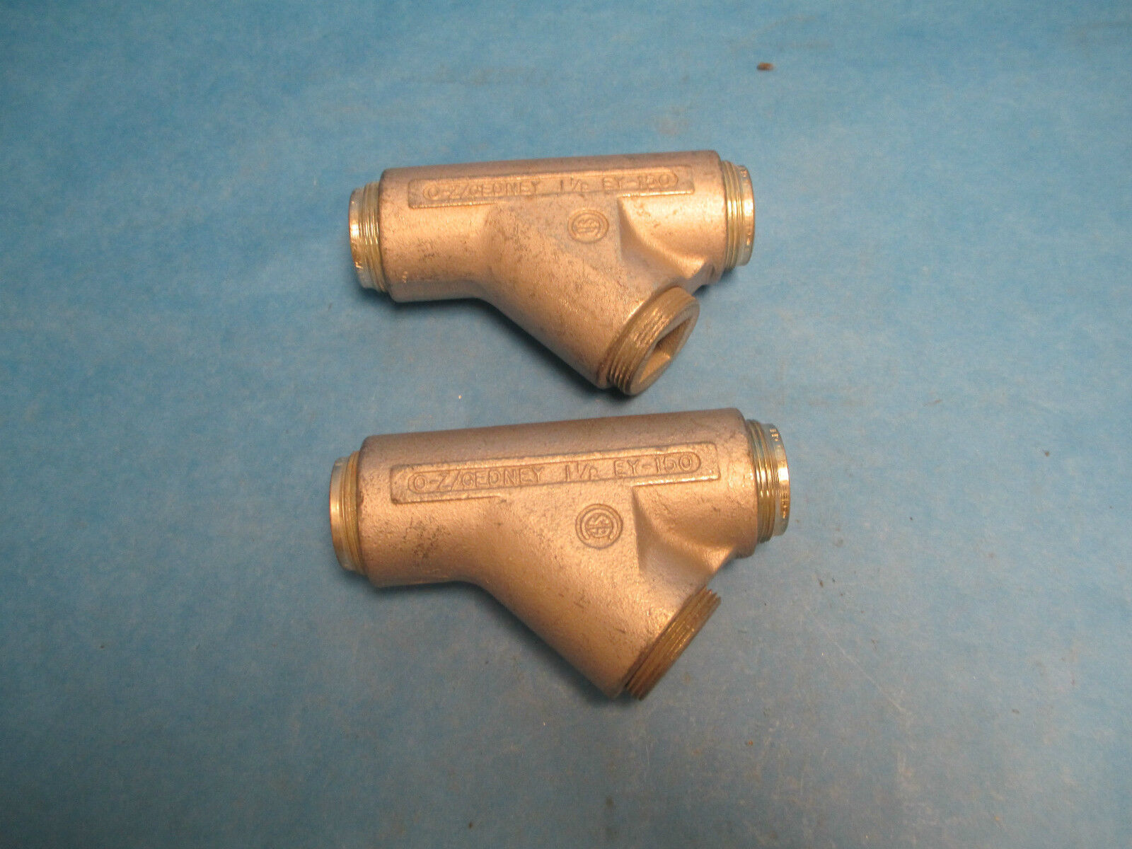 O-Z Gedney 1-1/2" Vertical Female Conduit with 3/4" Connectors