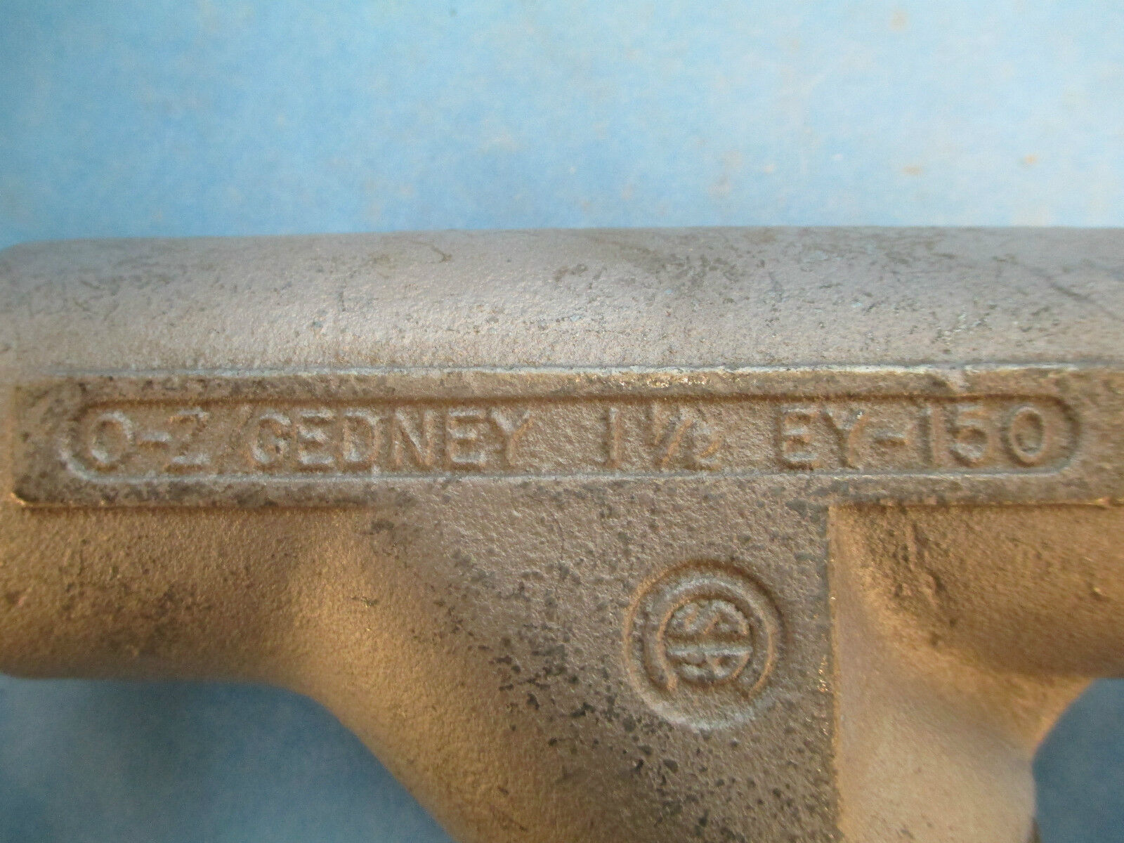 O-Z Gedney 1-1/2" Vertical Female Conduit with 3/4" Connectors