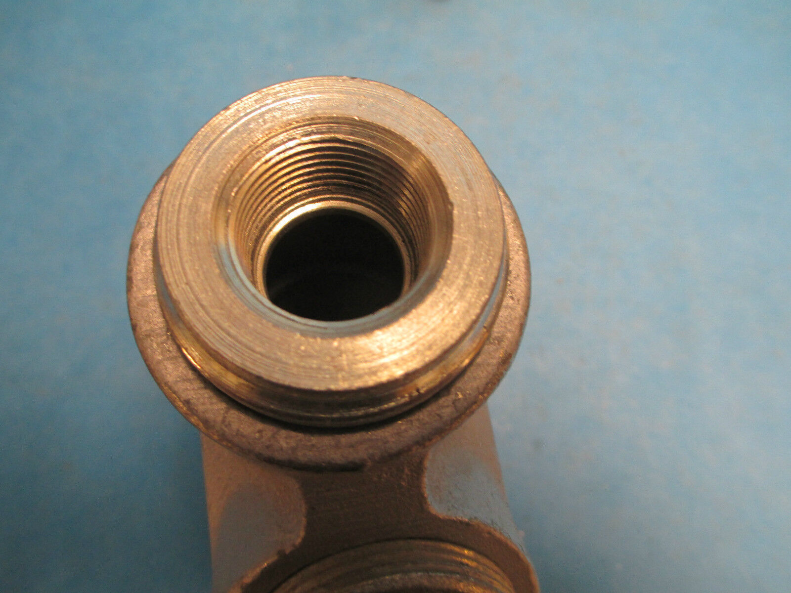 O-Z Gedney 1-1/2" Vertical Female Conduit with 3/4" Connectors