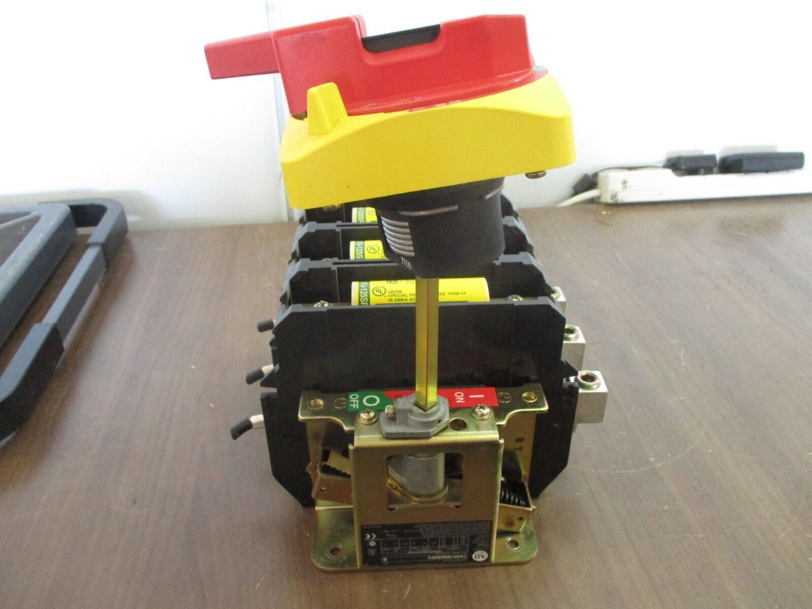 Allen-Bradley Fusible Disconnect Switch 194R-NN200P3 Ser. B 200A 600V 3P Used