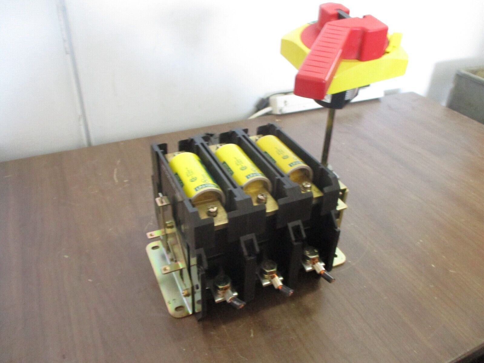 Allen-Bradley Fusible Disconnect Switch 194R-NN200P3 Ser. B 200A 600V 3P Used