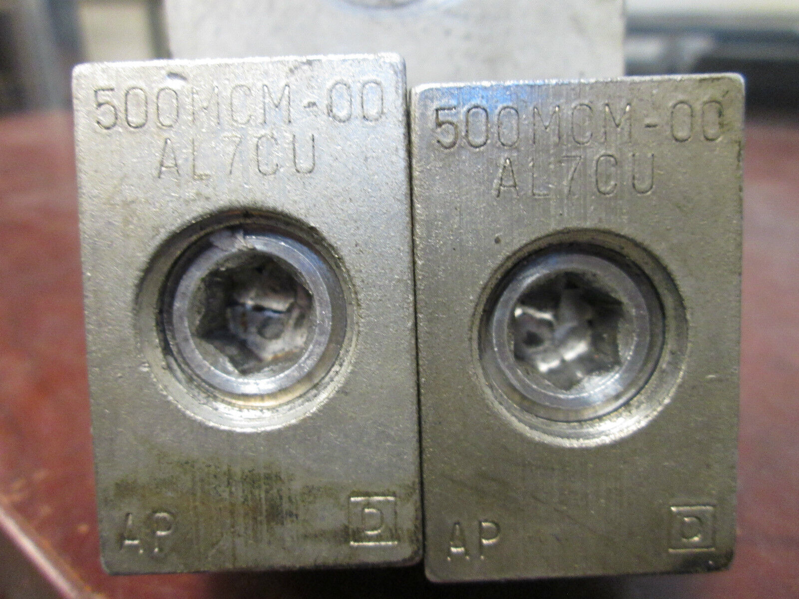 Square D Mechanical Lug 500MCM 2W Straight Used
