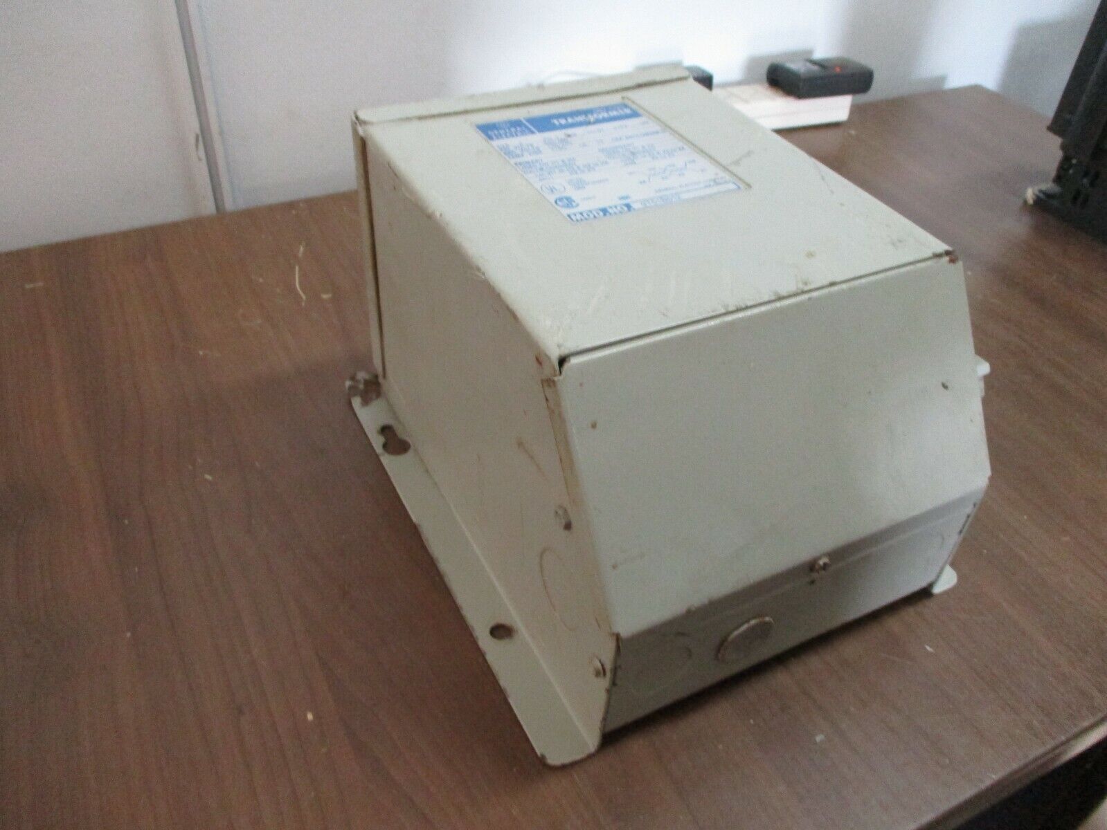 GE Transformer 9T51B512 2kVA Pri: 240/480V Sec: 120/240V 1Ph 50/60Hz Used