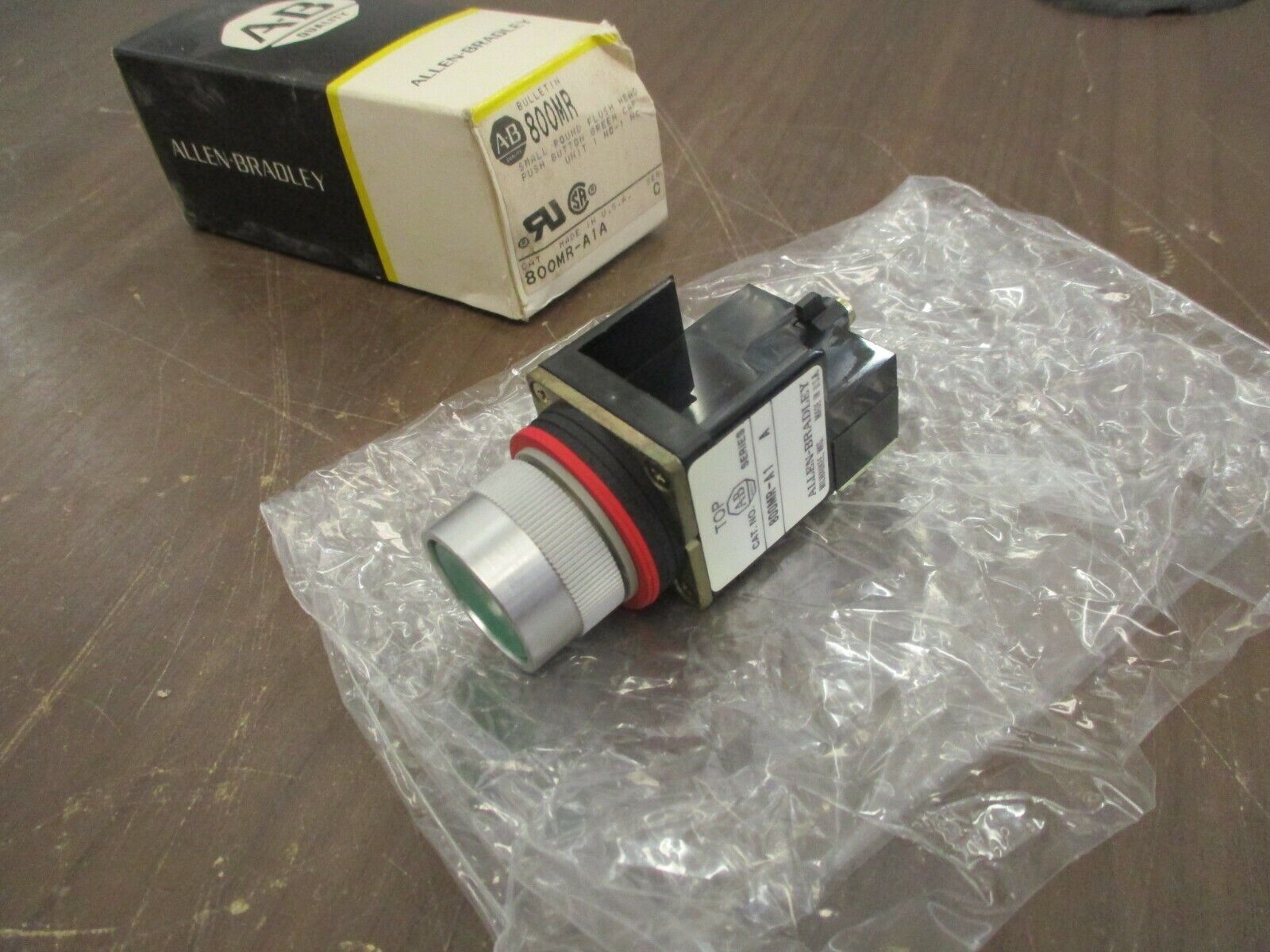 Allen-Bradley Flush Head Push Button 800MR-A1A Ser. C Green Cap New Surplus
