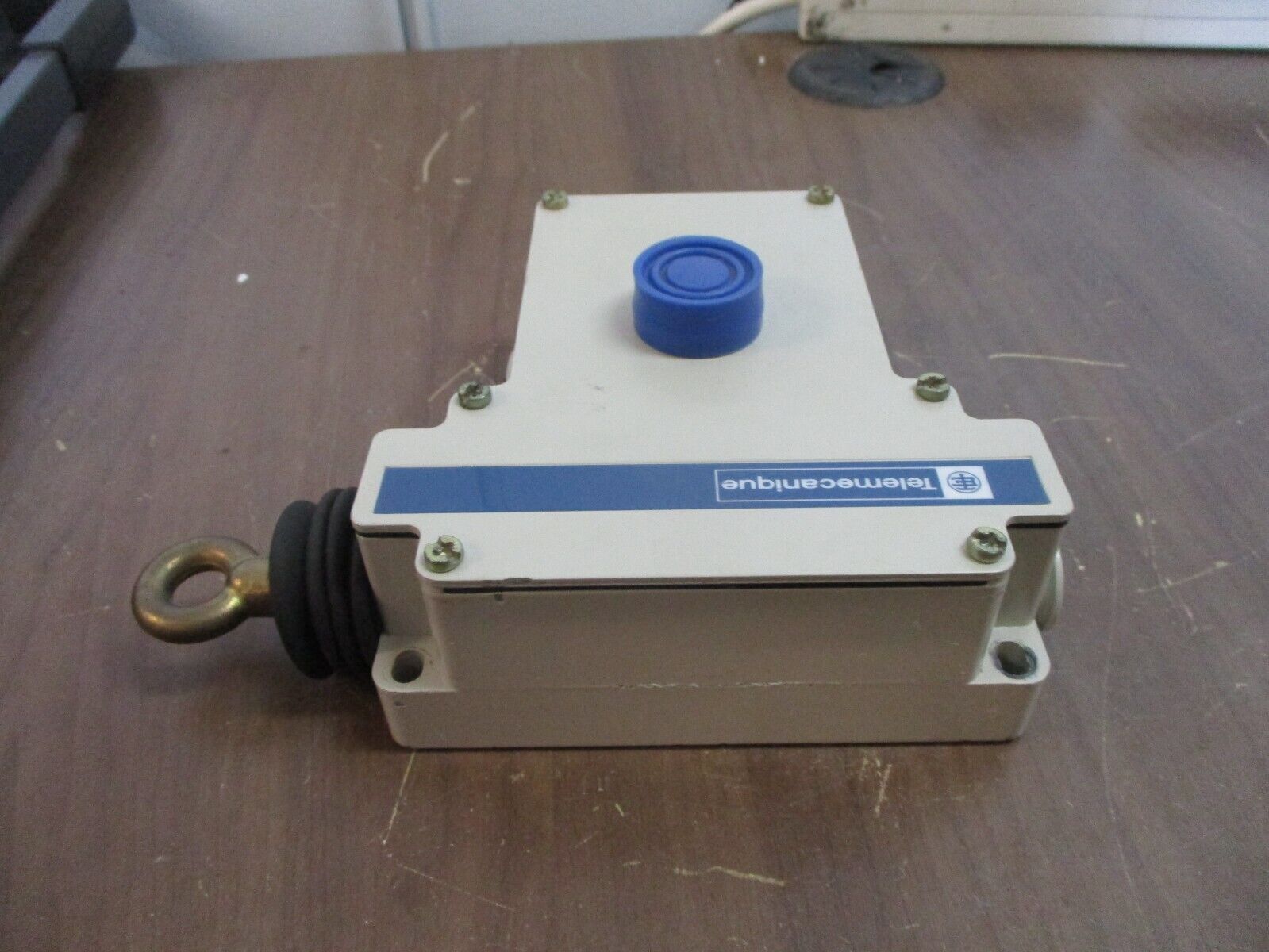 Telemecanique Cable Pull Switch XY2-CE1A250H4 Used