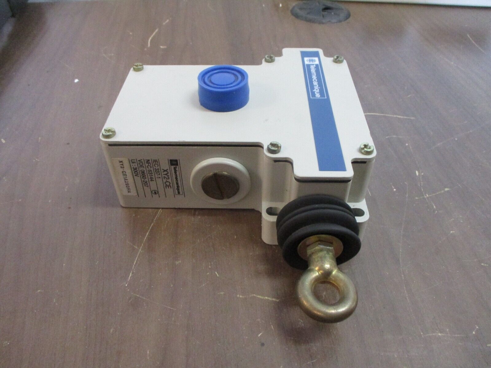 Telemecanique Cable Pull Switch XY2-CE1A250H4 Used