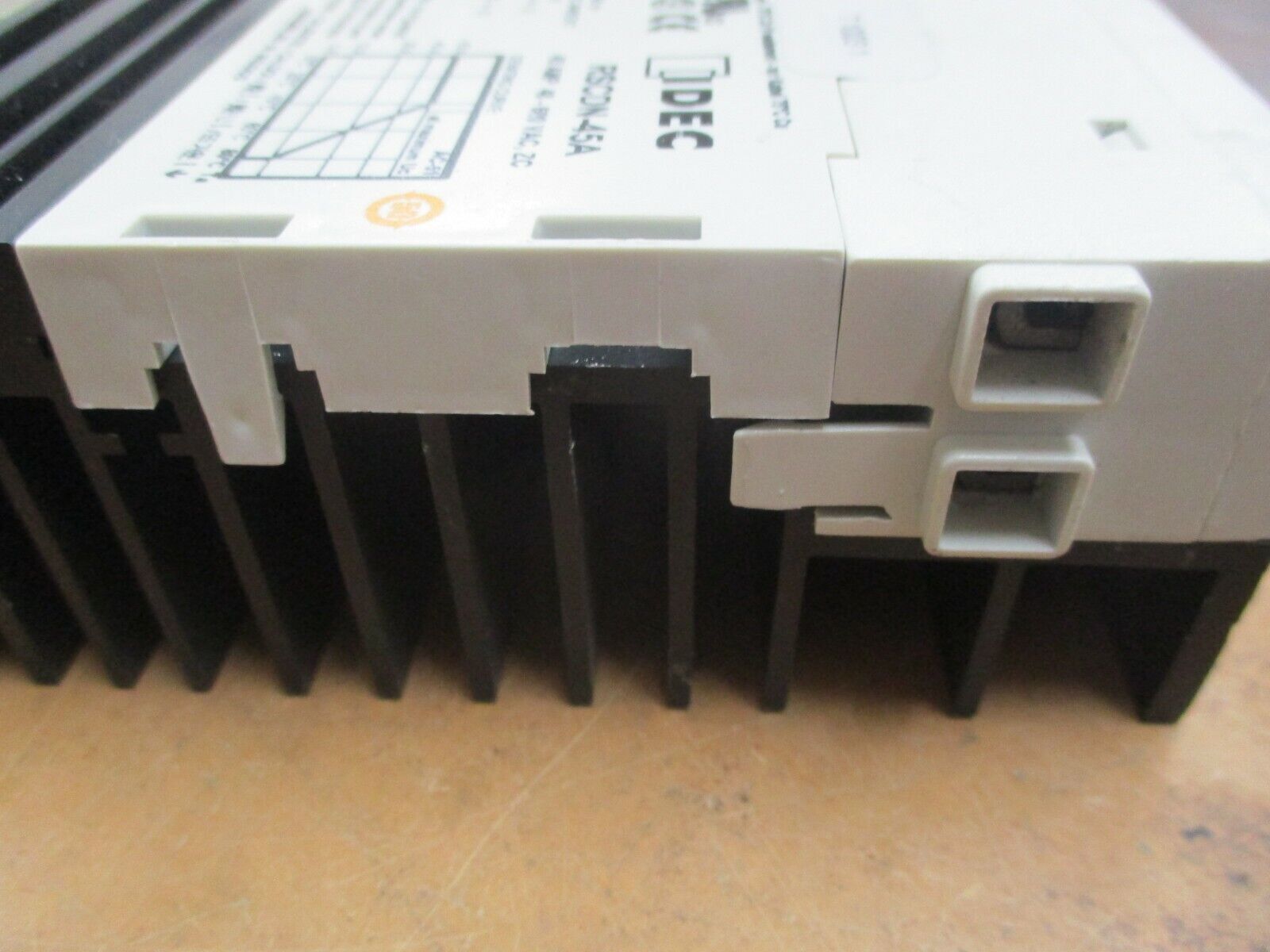 IDEC Solid State Relay RSCDN-45A 45A 48-600V *(1) Broken Mounting Clip* Used