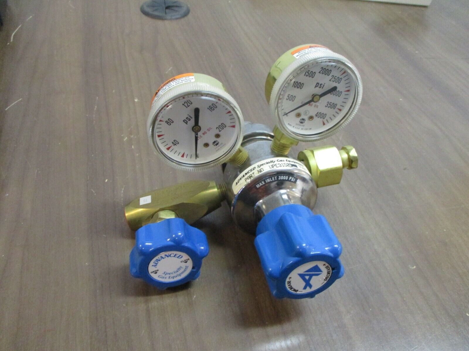 Advanced Specialty Gas Regulator Gas Regulator UPE3150320 3000PSI Used