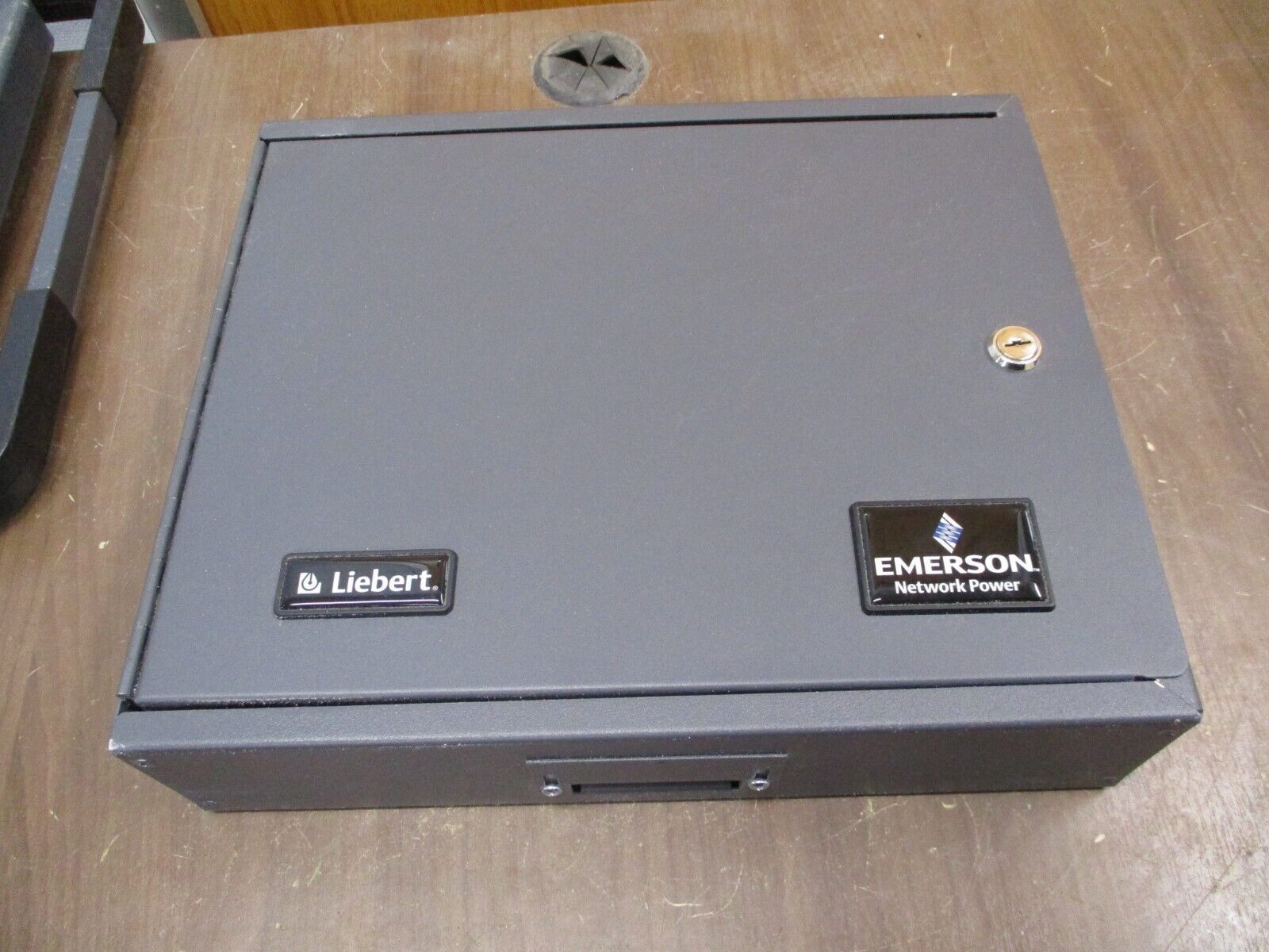 Emerson Liebert Network Switch VNSA8 Rev. 4 8-Port *No Key* Used