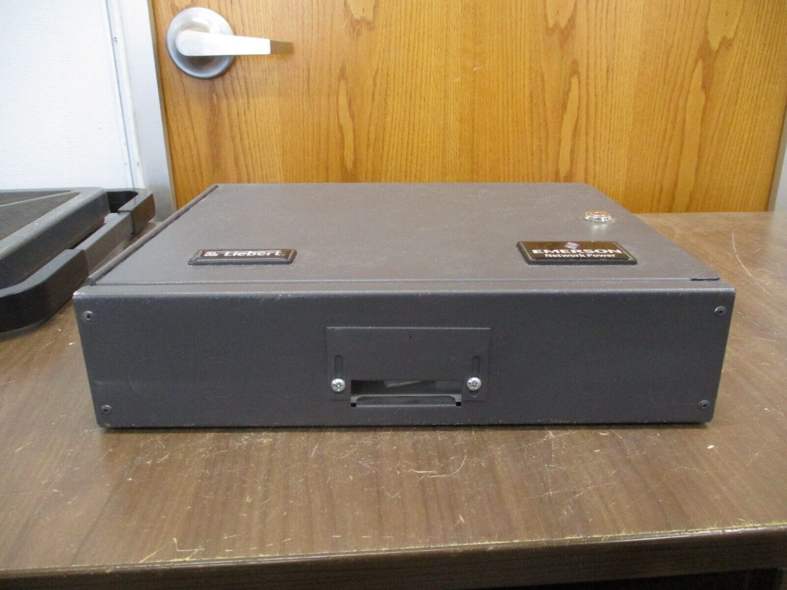 Emerson Liebert Network Switch VNSA8 Rev. 4 8-Port *No Key* Used