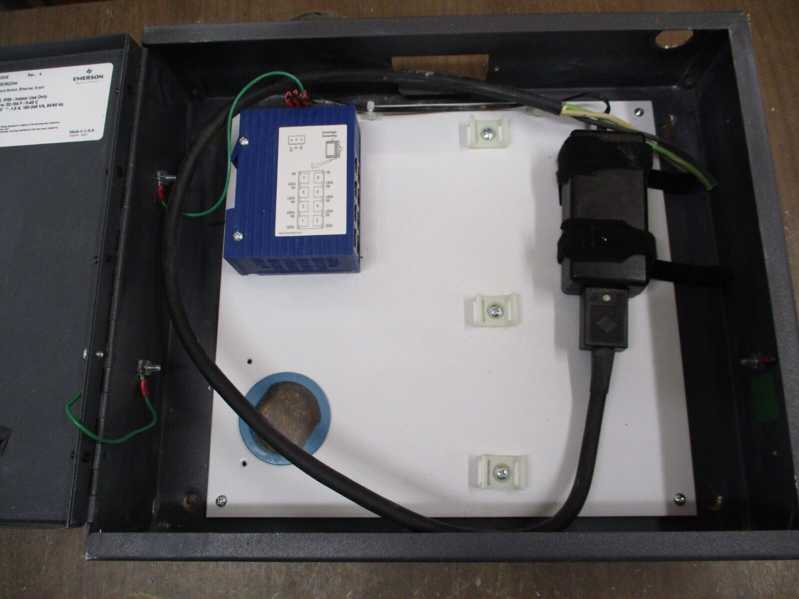 Emerson Liebert Network Switch VNSA8 Rev. 4 8-Port *No Key* Used