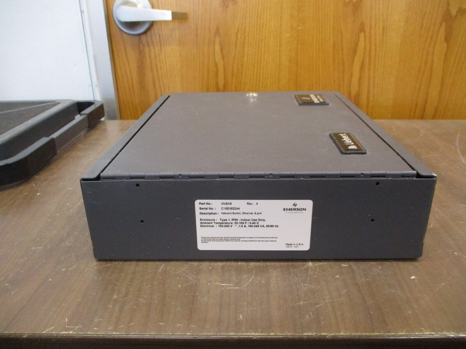 Emerson Liebert Network Switch VNSA8 Rev. 4 8-Port *No Key* Used