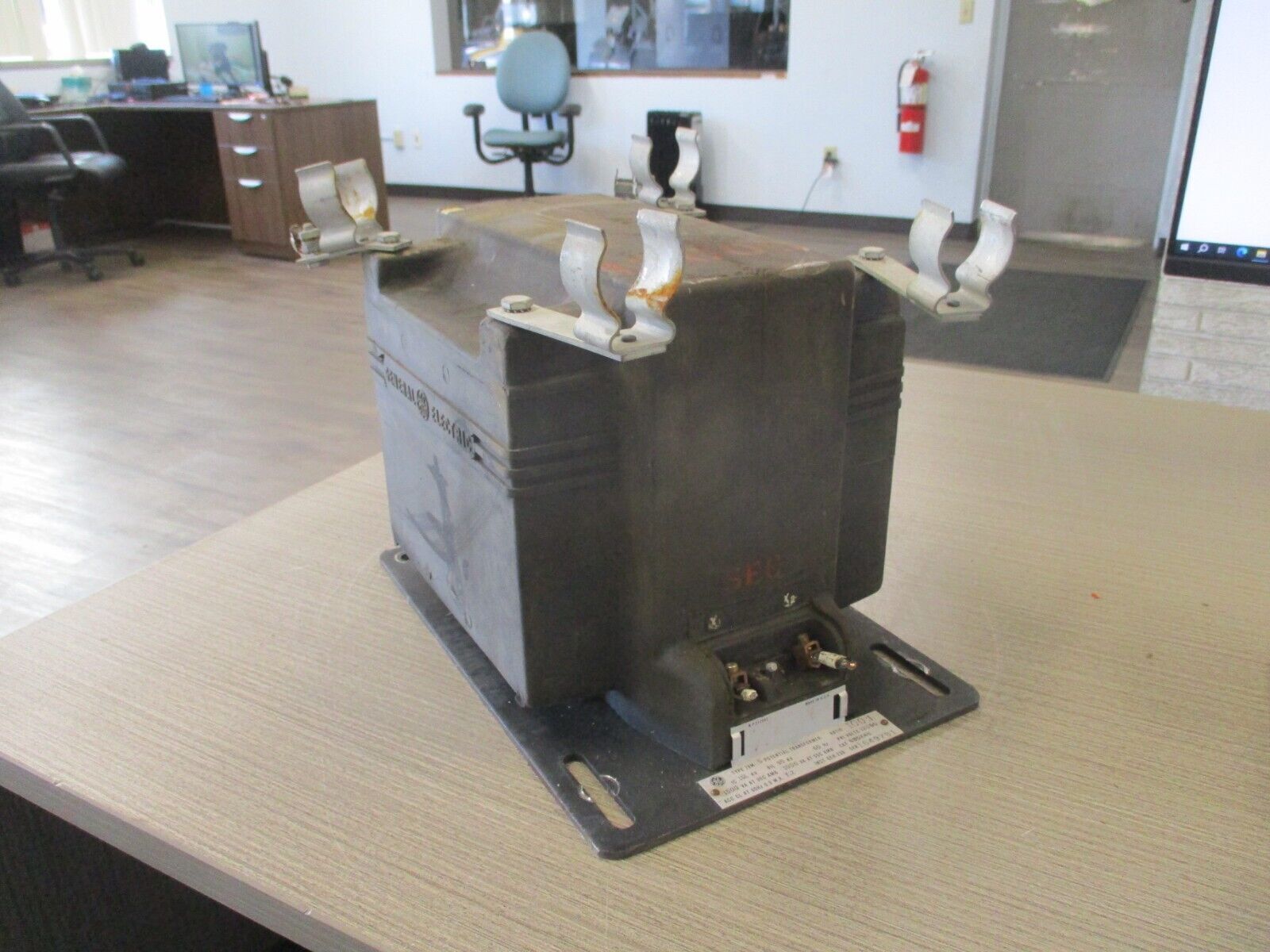 GE Type JVM-5 Potential Transformer 685X40 Ratio 100:1 Pri:12KV 1.5KVA 60HZ Used