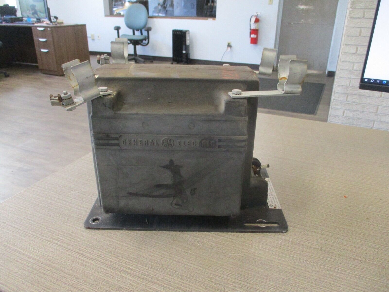 GE Type JVM-5 Potential Transformer 685X40 Ratio 100:1 Pri:12KV 1.5KVA 60HZ Used