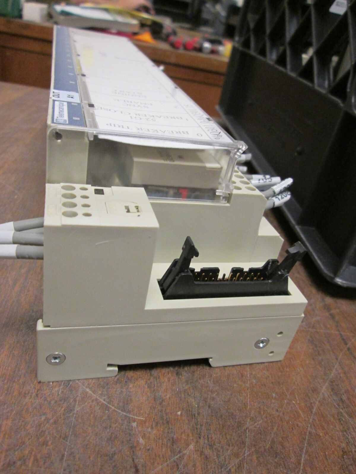 Telemecanique Sub-Base w/ Plug-In EM Relay ABE7-R16T330 16-Channel 19-30VDC Used