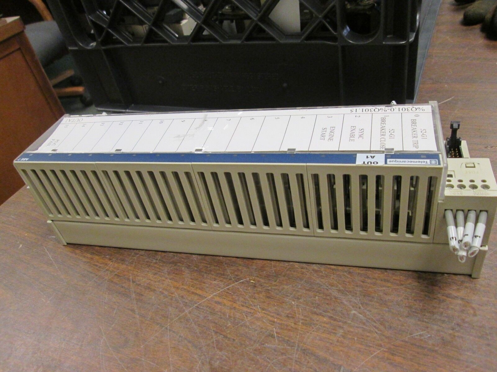 Telemecanique Sub-Base w/ Plug-In EM Relay ABE7-R16T330 16-Channel 19-30VDC Used
