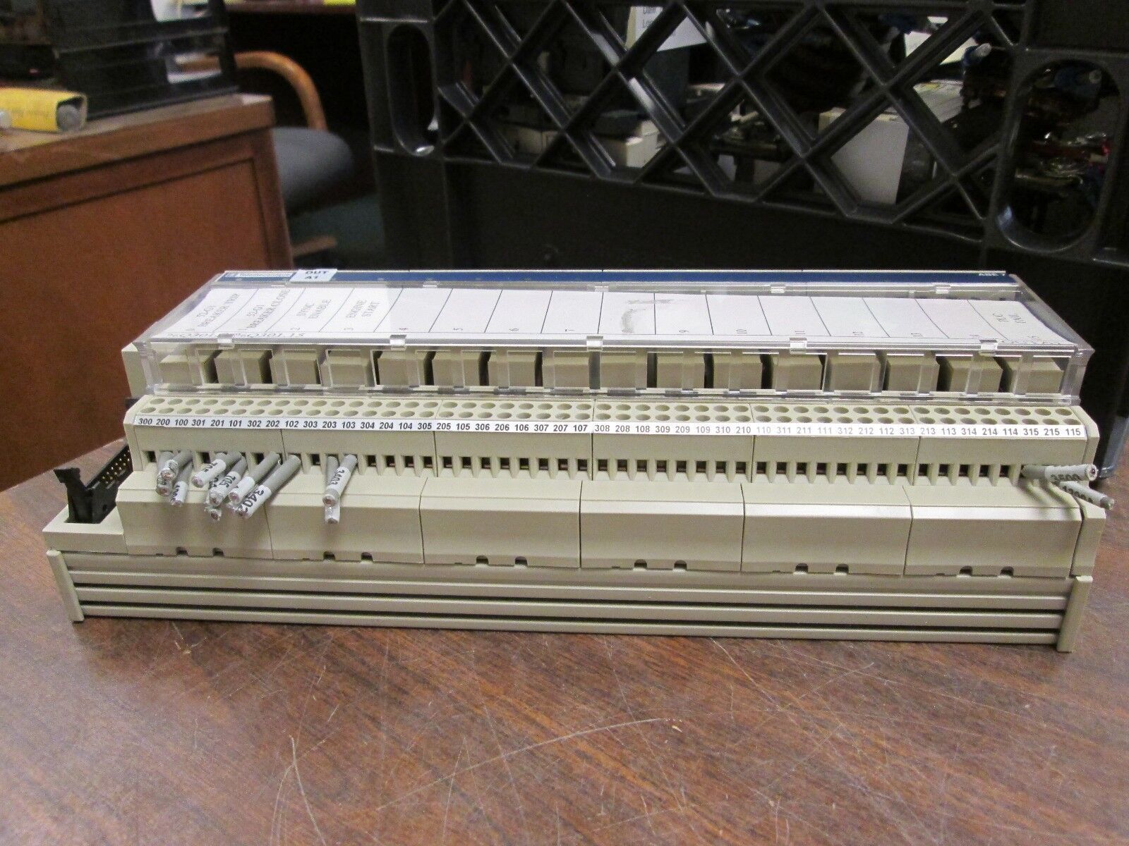 Telemecanique Sub-Base w/ Plug-In EM Relay ABE7-R16T330 16-Channel 19-30VDC Used