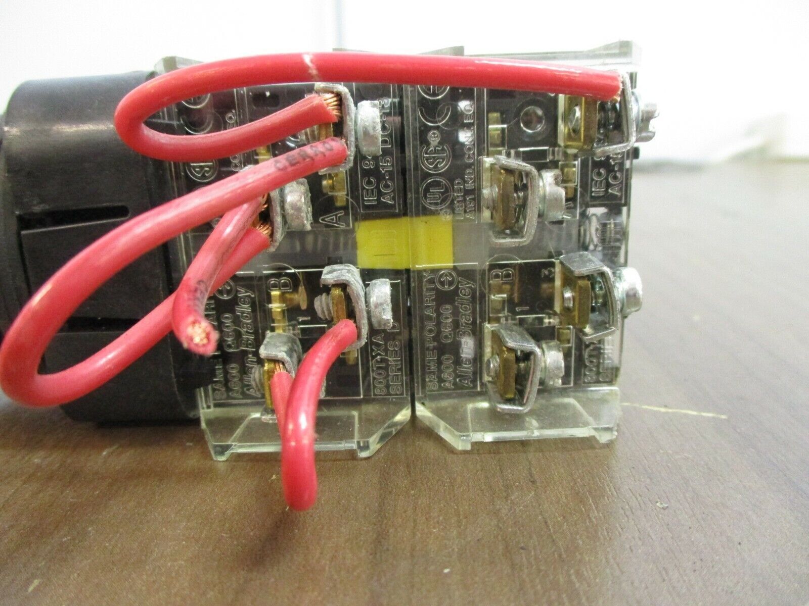 Allen-Bradley Illuminated Selector Switch 800H-16HRR17KB6AX Ser. F 120V 50/60Hz