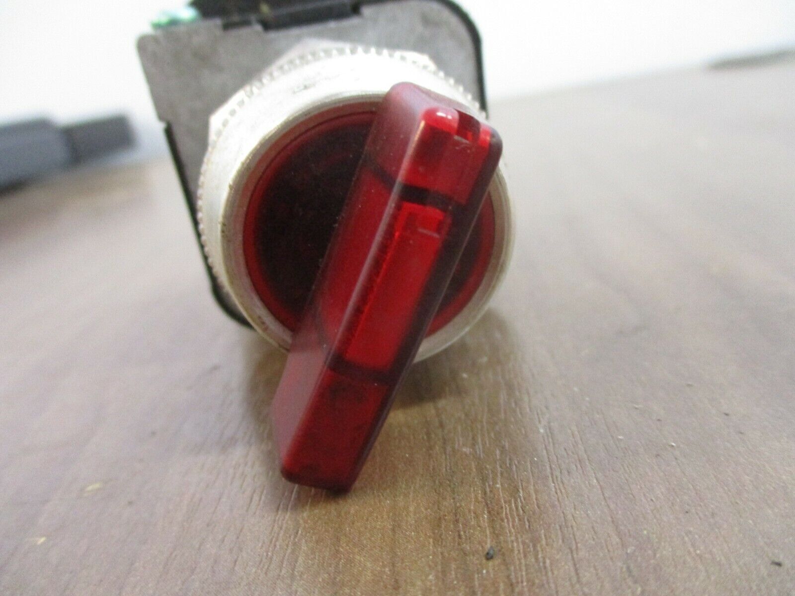 Allen-Bradley Illuminated Selector Switch 800T-16JR17KB7AX Ser. U 120V 0.90W Red