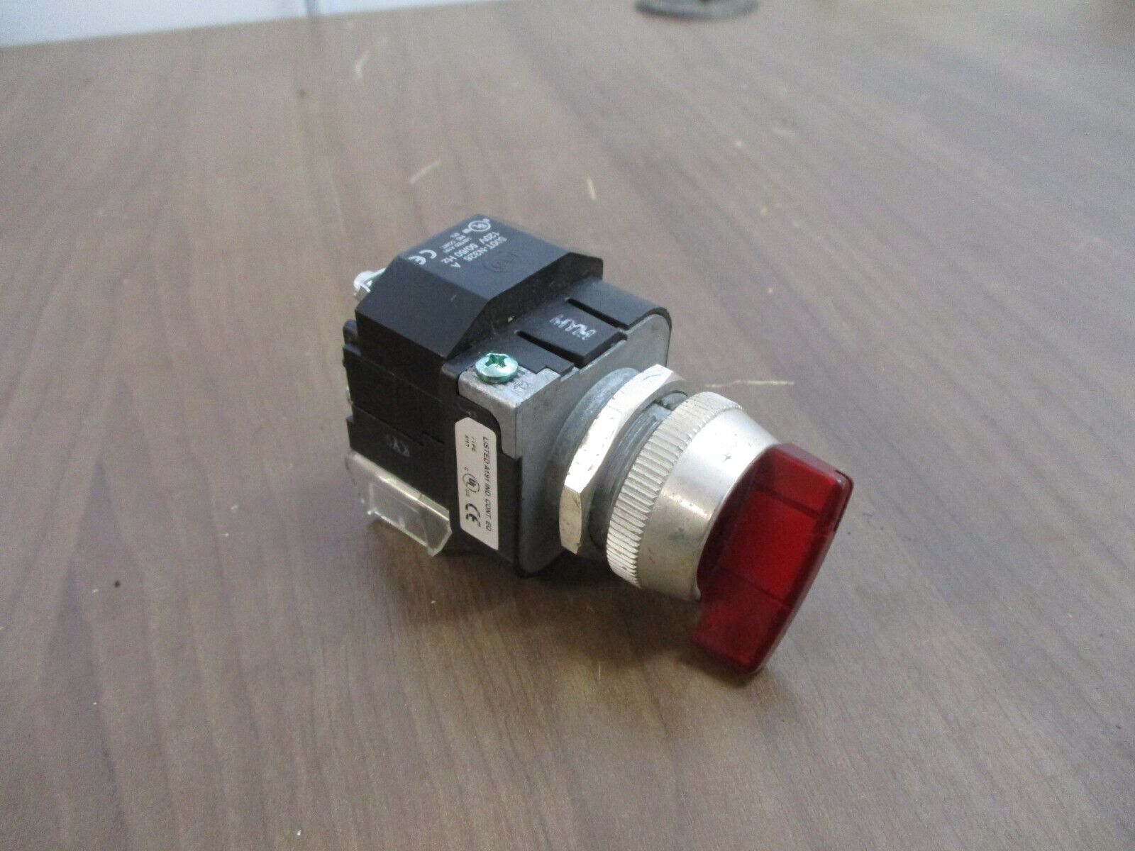 Allen-Bradley Illuminated Selector Switch 800T-16JR17KB7AX Ser. U 120V 0.90W Red