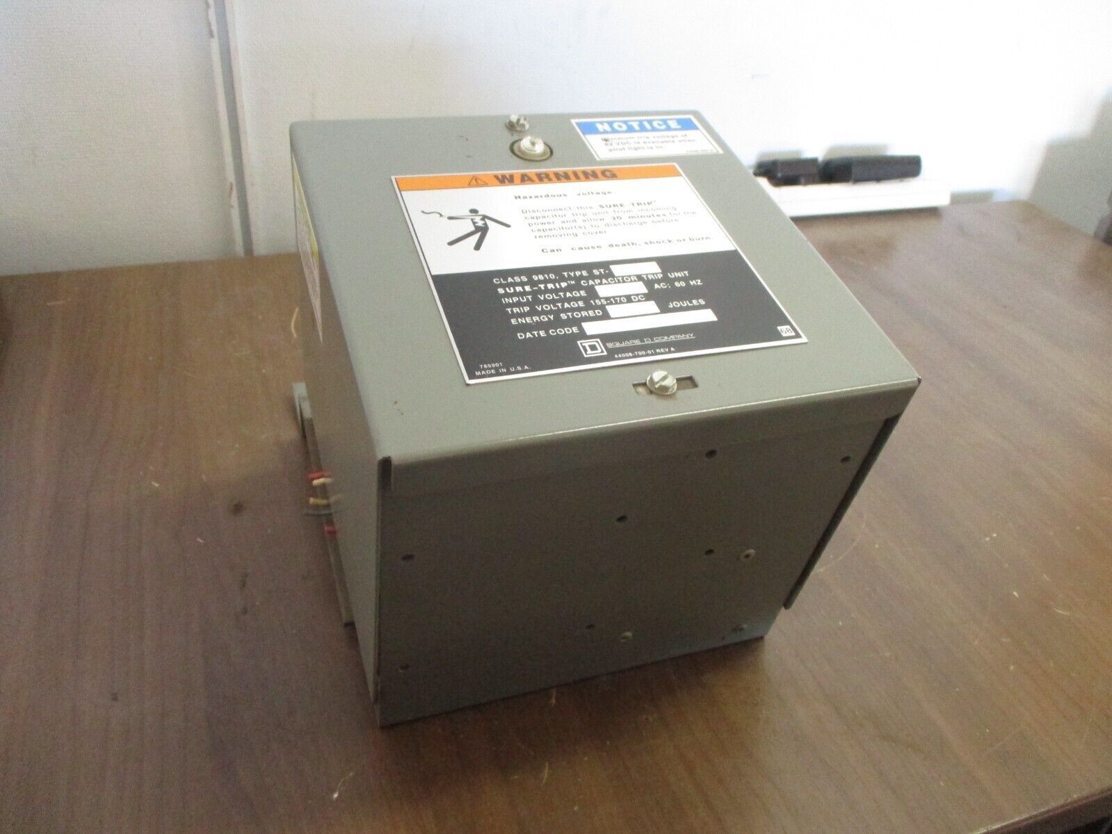 Square D Sure-Trip Capacitor Trip Unit 9810 ST-520 Input: 120VAC 60Hz 22 joules