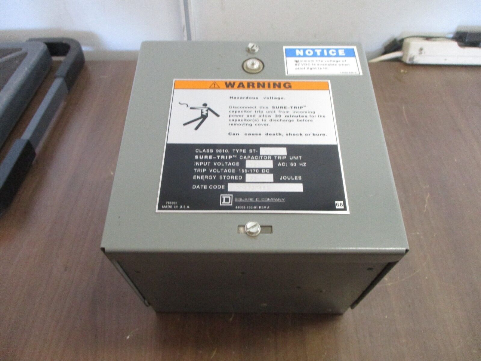 Square D Sure-Trip Capacitor Trip Unit 9810 ST-520 Input: 120VAC 60Hz 22 joules