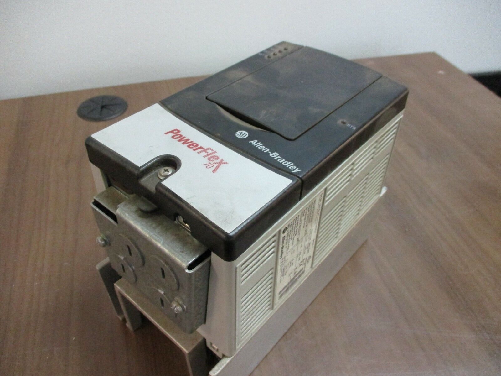 Allen-Bradley PowerFlex 70 AC Drive 20AD2P1A0NYNNNC0 1HP 3Ph *No Keypad* Used