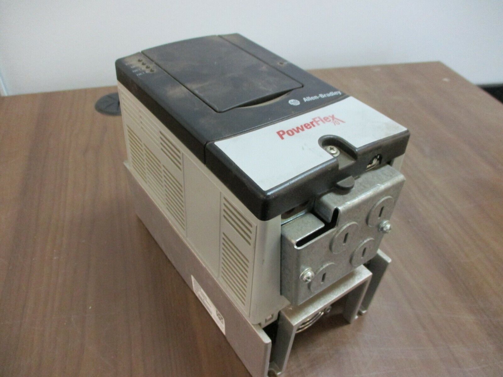 Allen-Bradley PowerFlex 70 AC Drive 20AD2P1A0NYNNNC0 1HP 3Ph *No Keypad* Used
